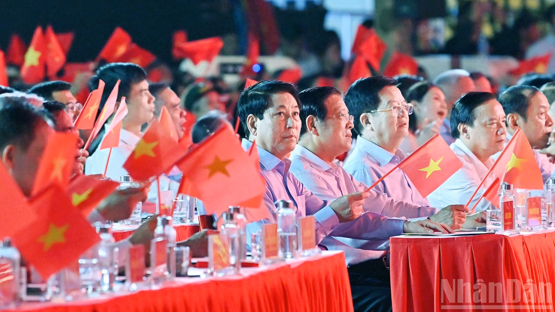 [Foto] Presidente vietnamita asiste al programa político-artístico especial 'Oportunidad de oro'