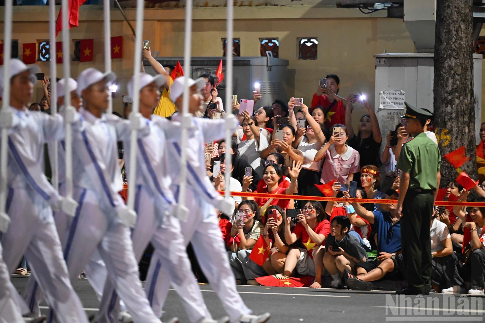 Multitudes de capitalinos acuden con entusiasmo a las zonas alrededor de la Plaza Ba Dinh, para observar y animar los soldados.