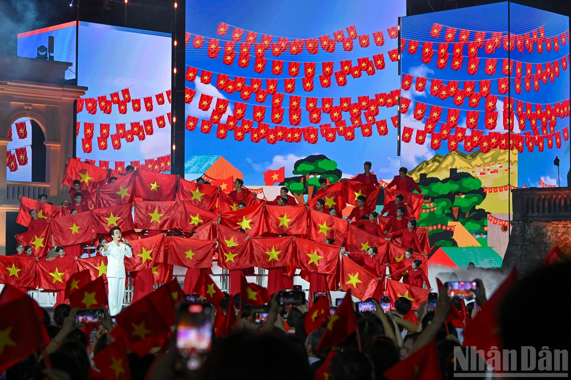 Con una duración de 100 minutos, el programa recrea momentos heroicos de la nación, despertando el orgullo por su gloriosa tradición y reafirmando el compromiso de construir un Vietnam próspero y poderoso. Con una duración de 100 minutos, el programa recrea momentos heroicos de la nación, despertando el orgullo por su gloriosa tradición y reafirmando el compromiso de construir un Vietnam próspero y poderoso.