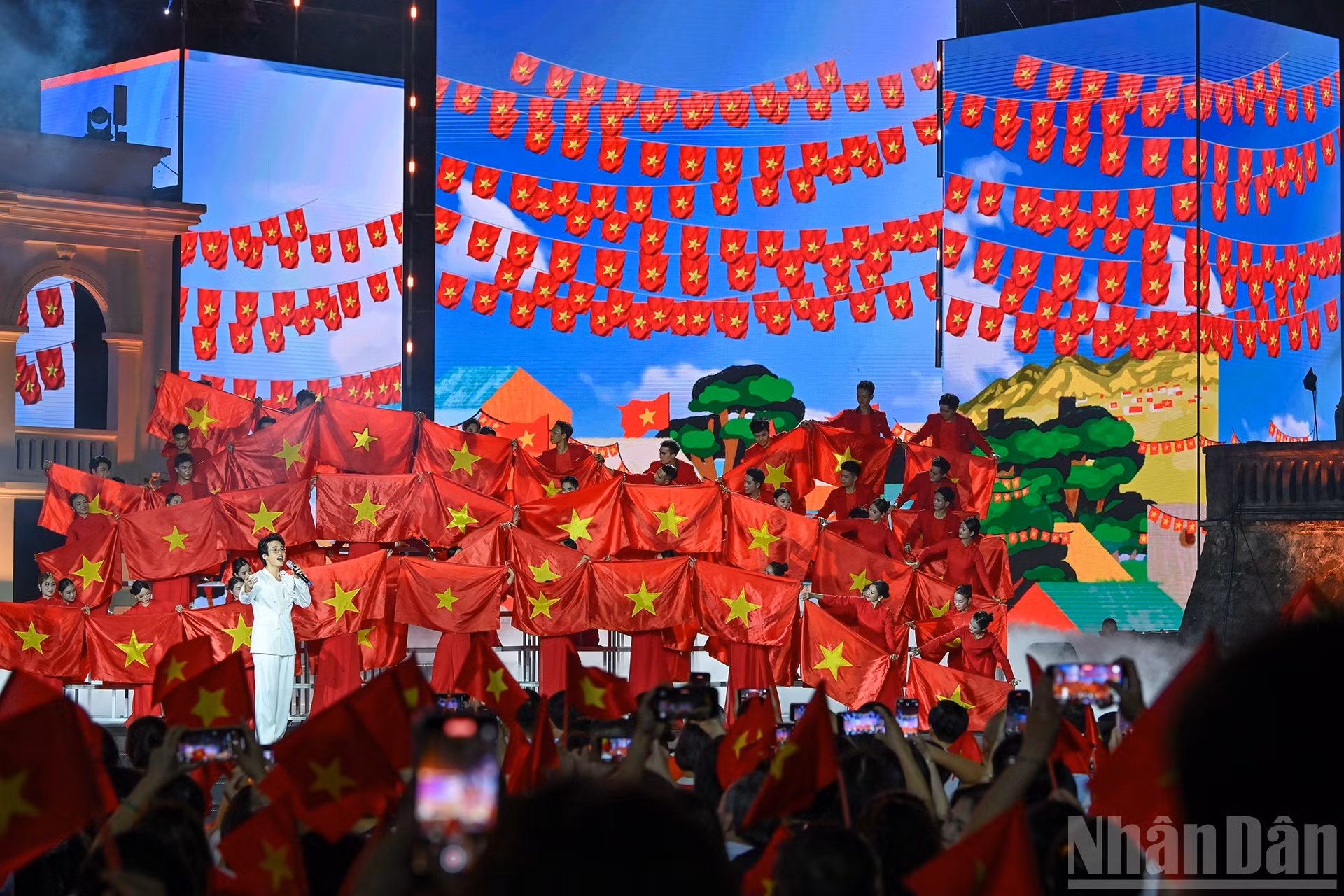 Con una duración de 100 minutos, el programa recrea momentos heroicos de la nación, despertando el orgullo por su gloriosa tradición y reafirmando el compromiso de construir un Vietnam próspero y poderoso.