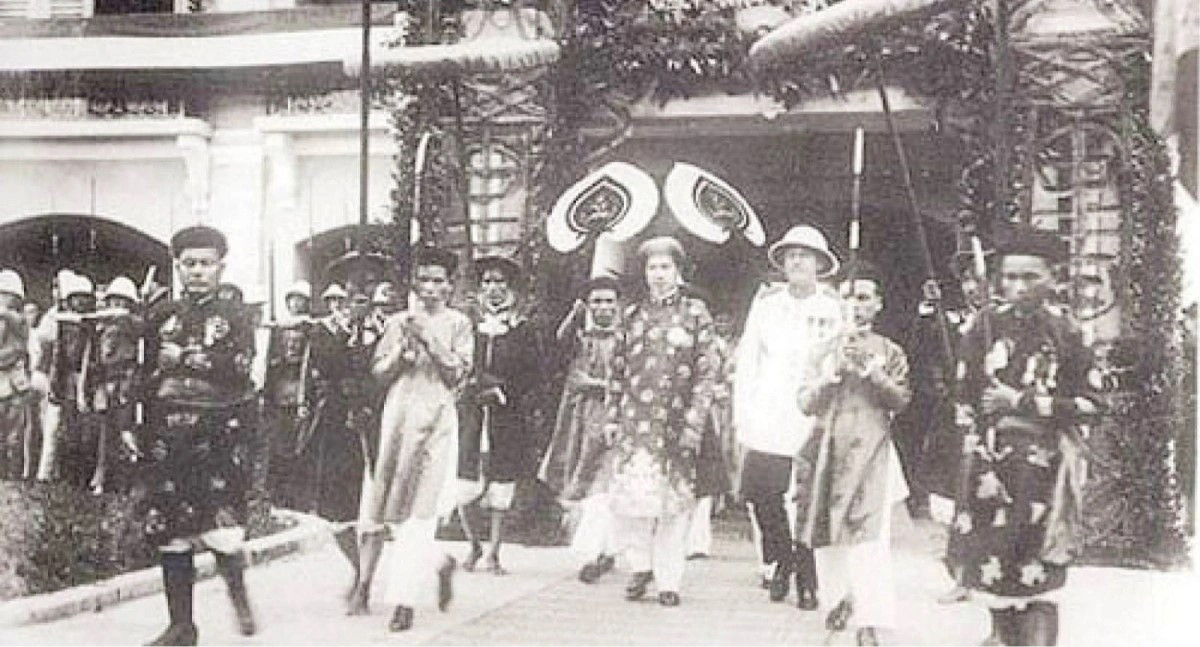 El emperador Bao Dai, el último monarca del milenario régimen feudal, abdica en la tarde del 30 de agosto de 1945, abriendo una nueva página en la historia de la nación. (Foto de archivo / VOV) El emperador Bao Dai, el último monarca del milenario régimen feudal, abdica en la tarde del 30 de agosto de 1945, abriendo una nueva página en la historia de la nación. (Foto de archivo / VOV)