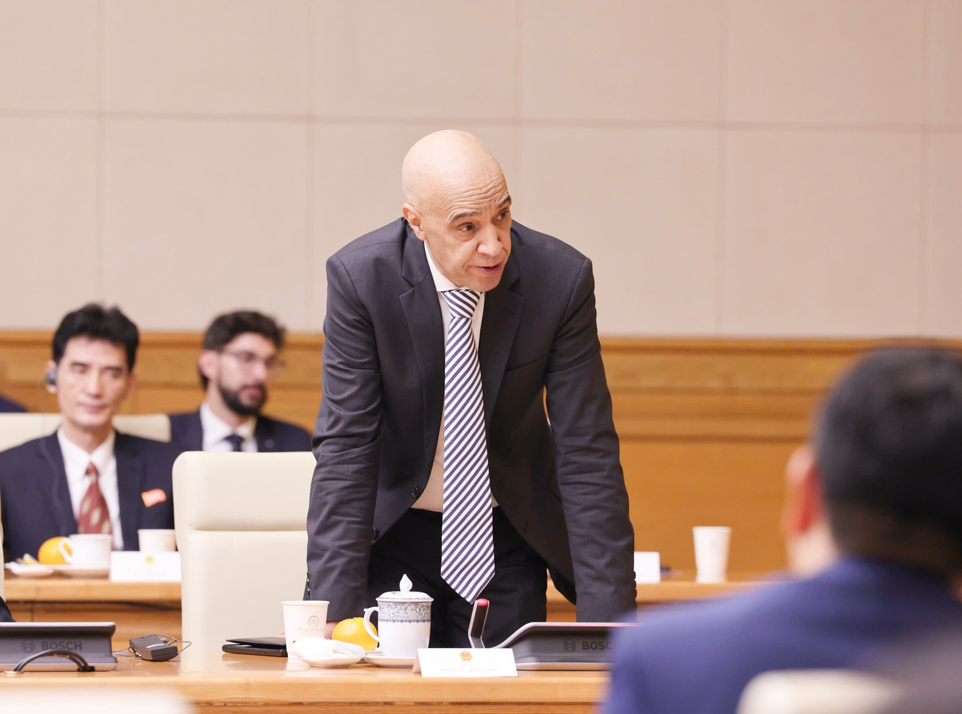 El embajador de Marruecos en Vietnam, Jamale Chouaibi, jefe adjunto del Cuerpo Diplomático en Hanói, habla en la cita.