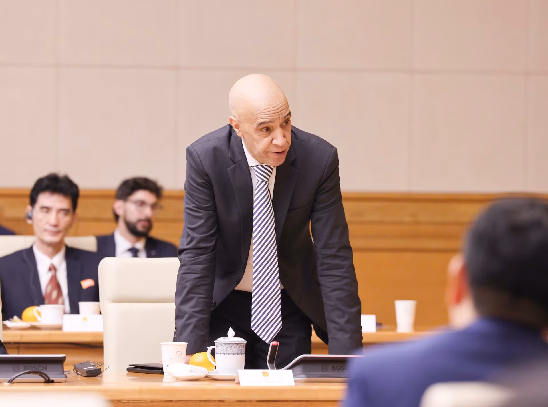 El embajador de Marruecos en Vietnam, Jamale Chouaibi, jefe adjunto del Cuerpo Diplomático en Hanói, habla en la cita.