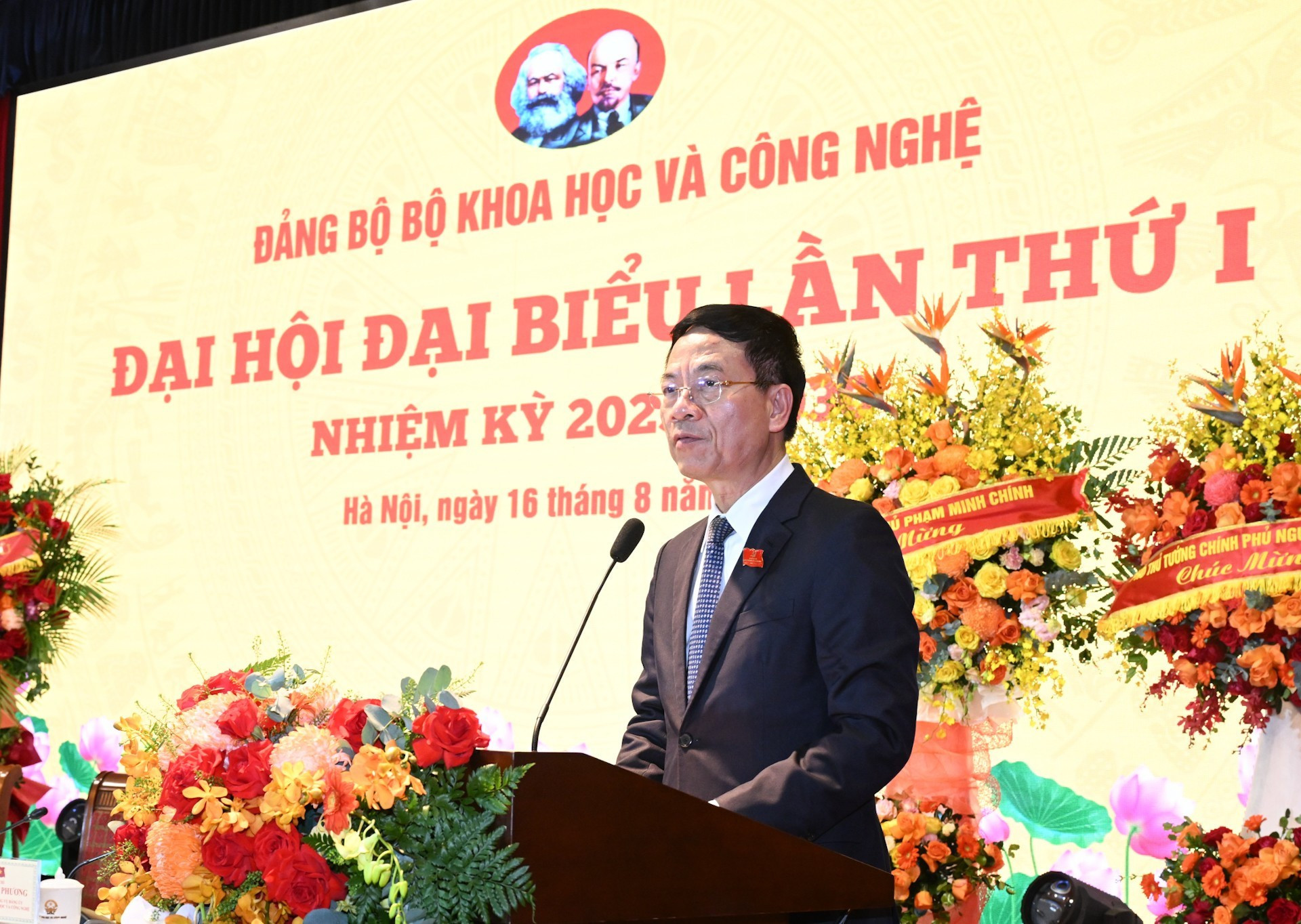 El secretario del Comité del Partido y ministro de Ciencia y Tecnología, Nguyen Manh Hung, pronuncia un discurso.