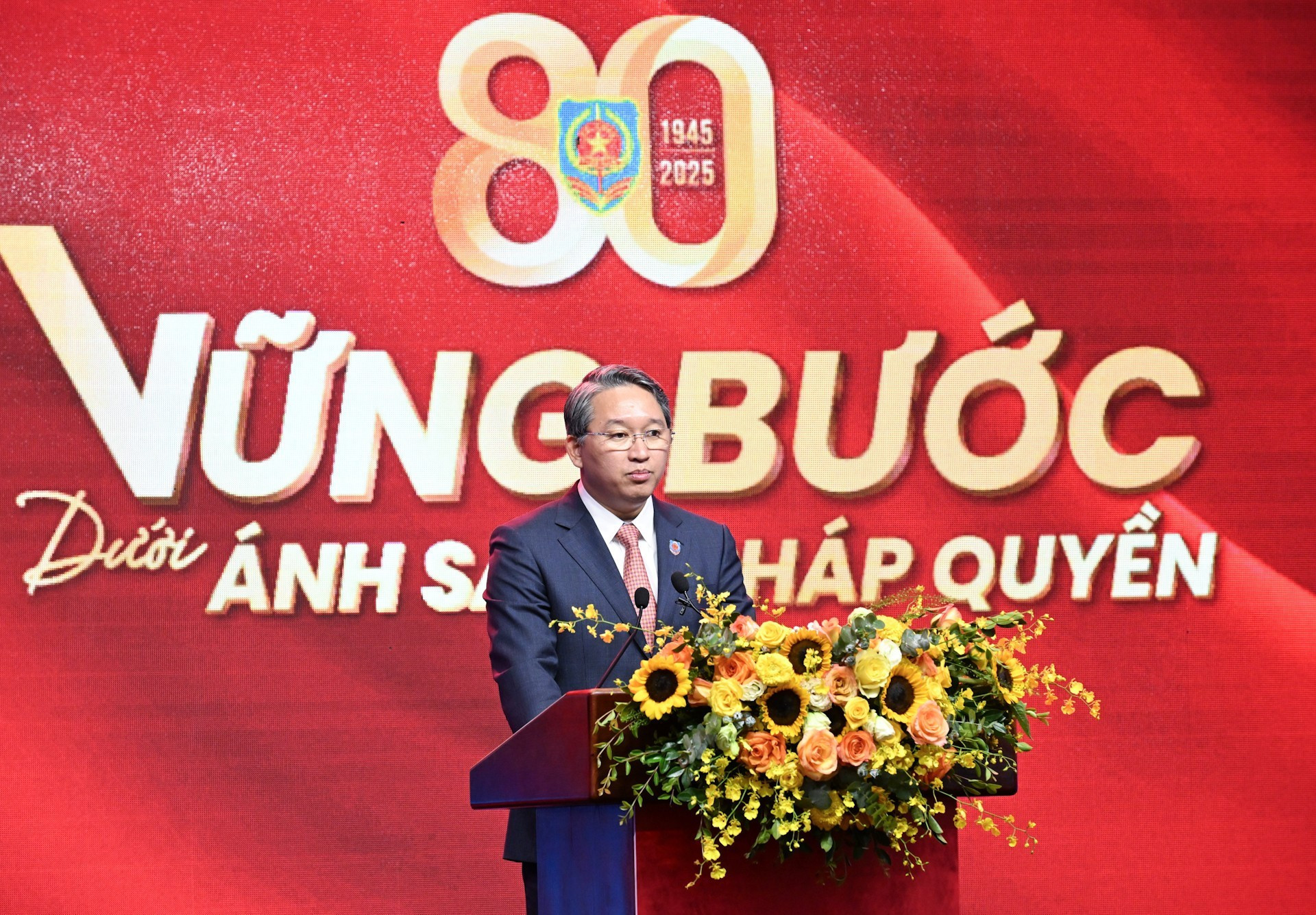 El ministro de Justicia, Nguyen Hai Ninh, pronuncia un discurso en la cita.