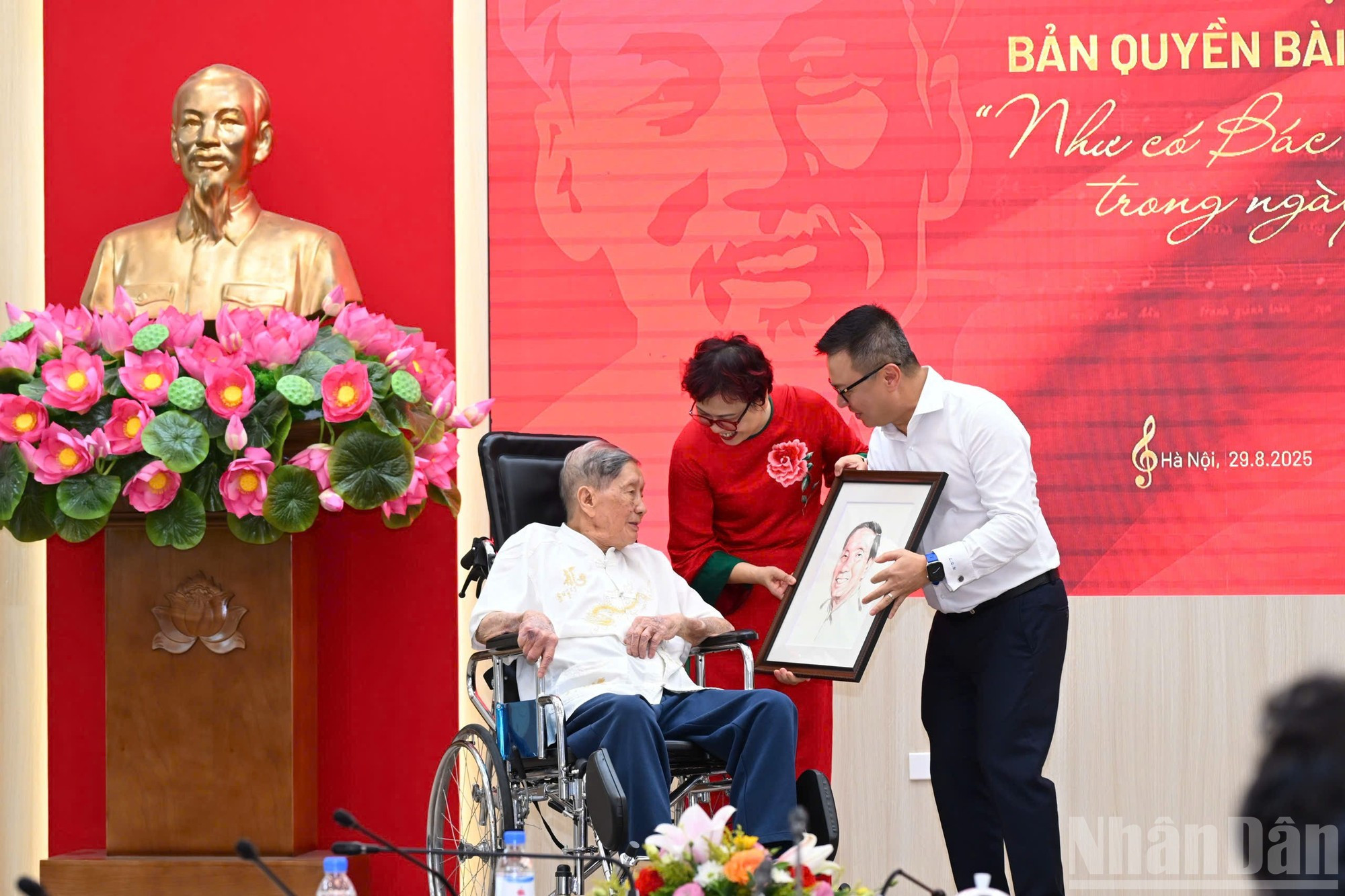 El periódico Nhan Dan entrega un retrato del compositor Pham Tuyen a su familia. El periódico Nhan Dan entrega un retrato del compositor Pham Tuyen a su familia.