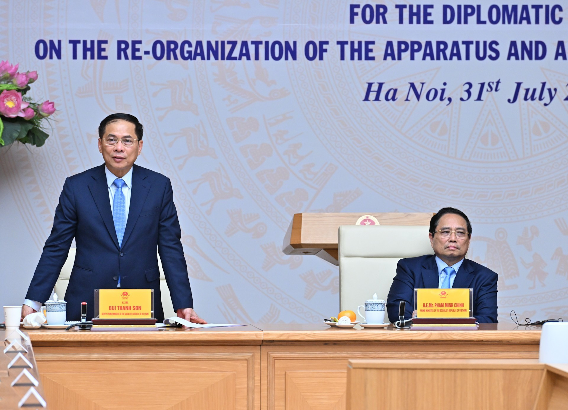 El viceprimer ministro y canciller, Bui Thanh Son, habla en la reunión.