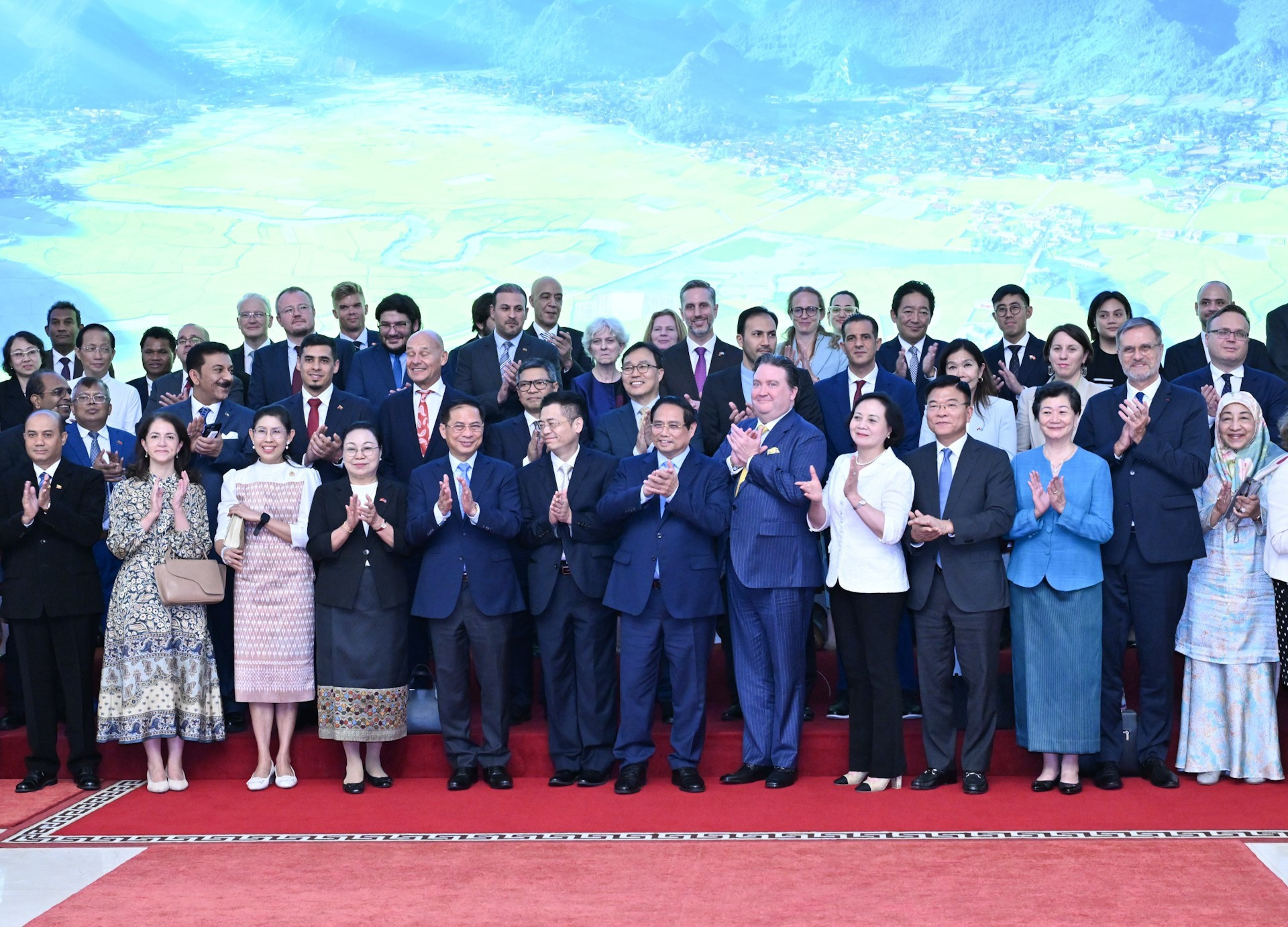 [Foto] Premier informa al cuerpo diplomático en Vietnam sobre la reorganización del aparato administrativo