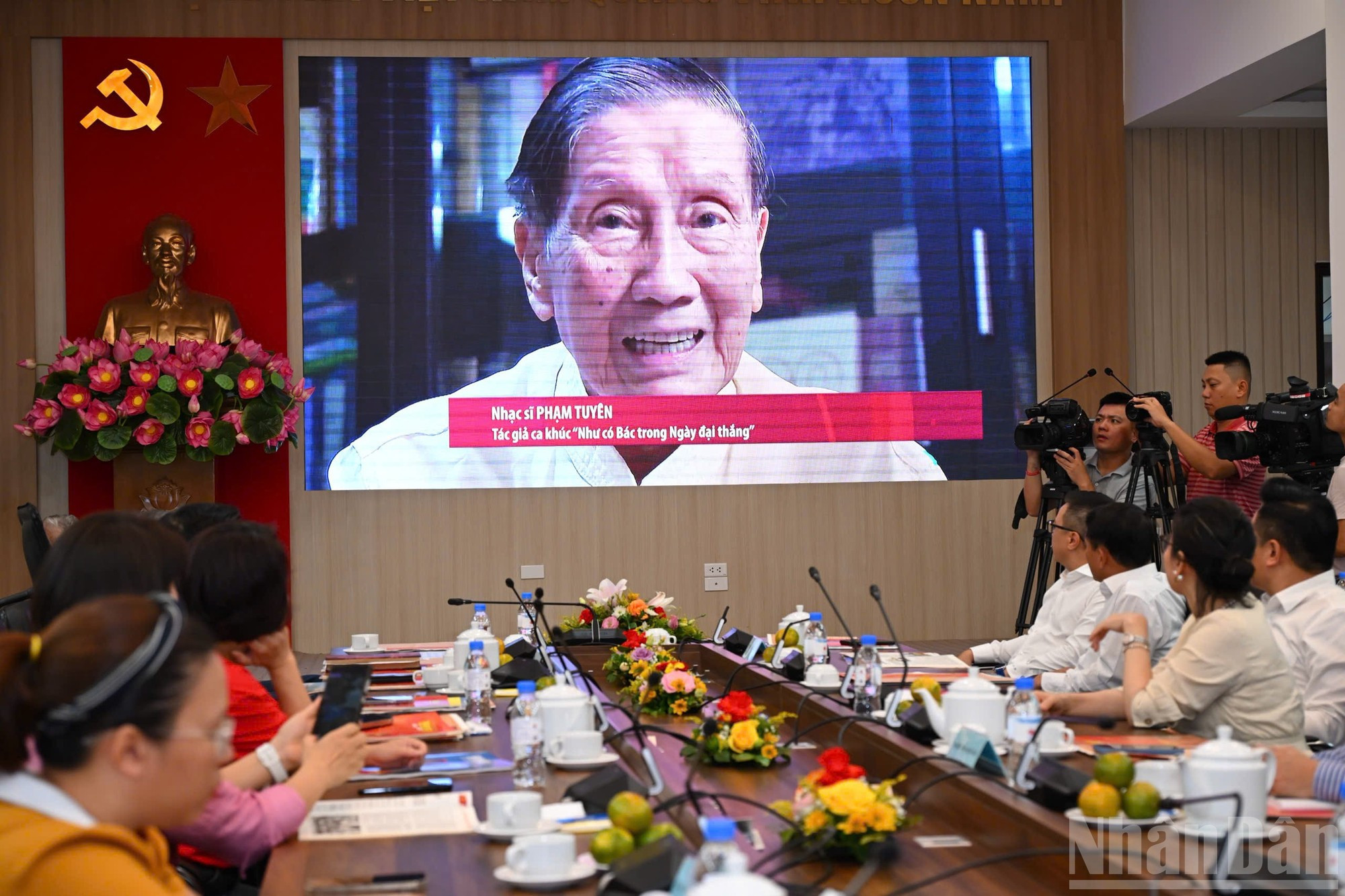 El compositor Pham Tuyen es uno de los representantes más destacados de la música revolucionaria vietnamita, con un legado impresionante de unas 700 obras. El compositor Pham Tuyen es uno de los representantes más destacados de la música revolucionaria vietnamita, con un legado impresionante de unas 700 obras.