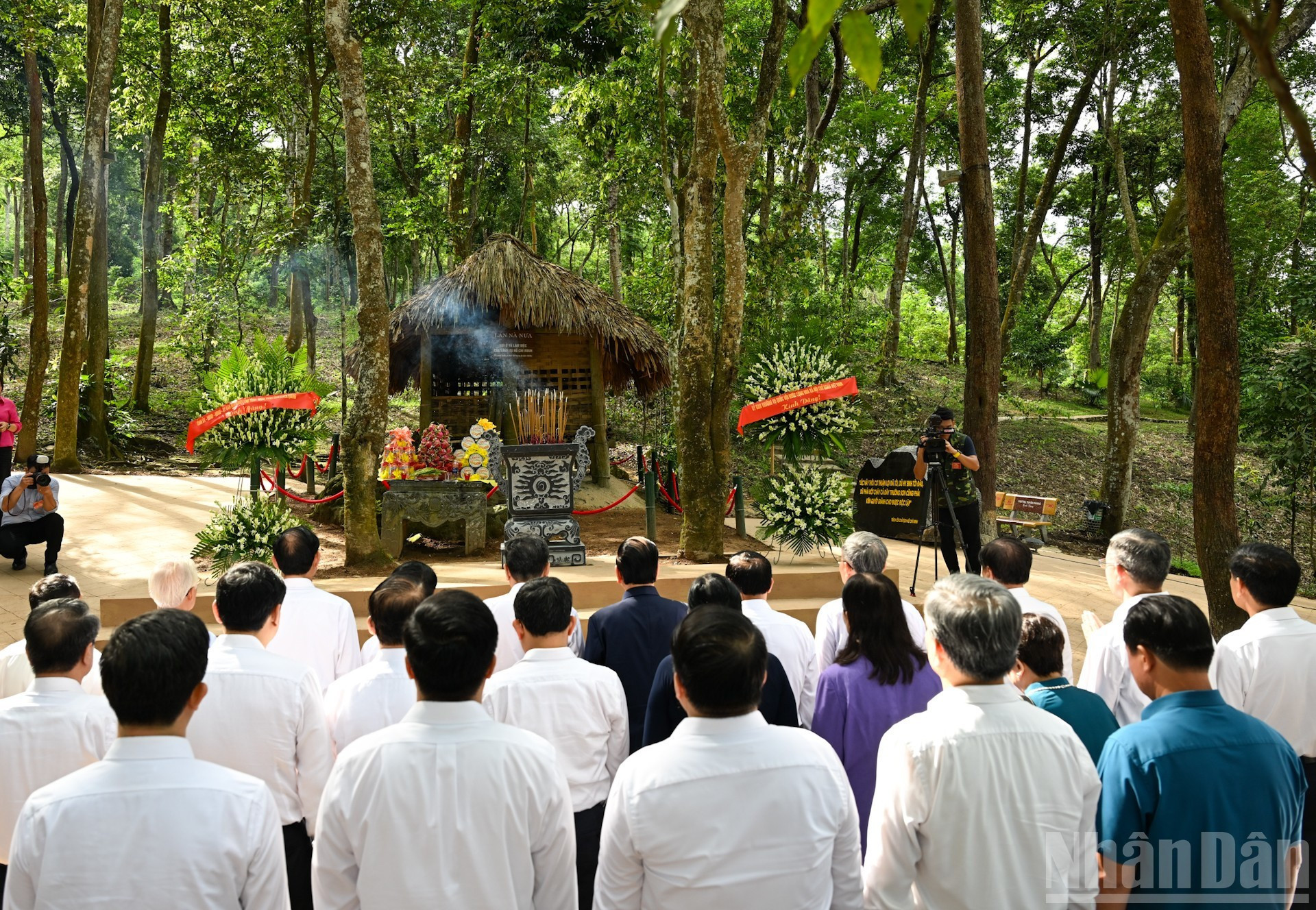 Los delegados ofrecen incienso en la cabaña de Na Nua, donde el Presidente Ho Chi Minh vivió durante los meses de preparación para la Revolución de Agosto de 1945. Los delegados ofrecen incienso en la cabaña de Na Nua, donde el Presidente Ho Chi Minh vivió durante los meses de preparación para la Revolución de Agosto de 1945.