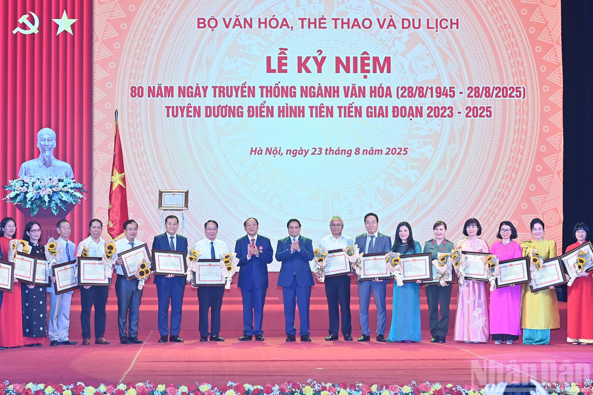 Entregan certificados de mérito a individuos destacadas del sector.