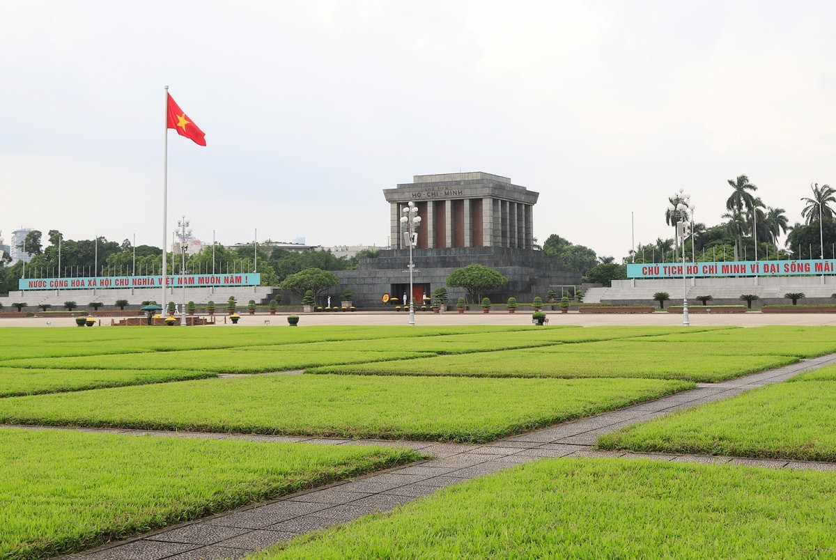 En la Plaza Ba Dinh, el 2 de septiembre de 1945, el Presidente Ho Chi Minh leyó la Declaración de Independencia, proclamando el nacimiento de la República Democrática de Vietnam. En la Plaza Ba Dinh, el 2 de septiembre de 1945, el Presidente Ho Chi Minh leyó la Declaración de Independencia, proclamando el nacimiento de la República Democrática de Vietnam.