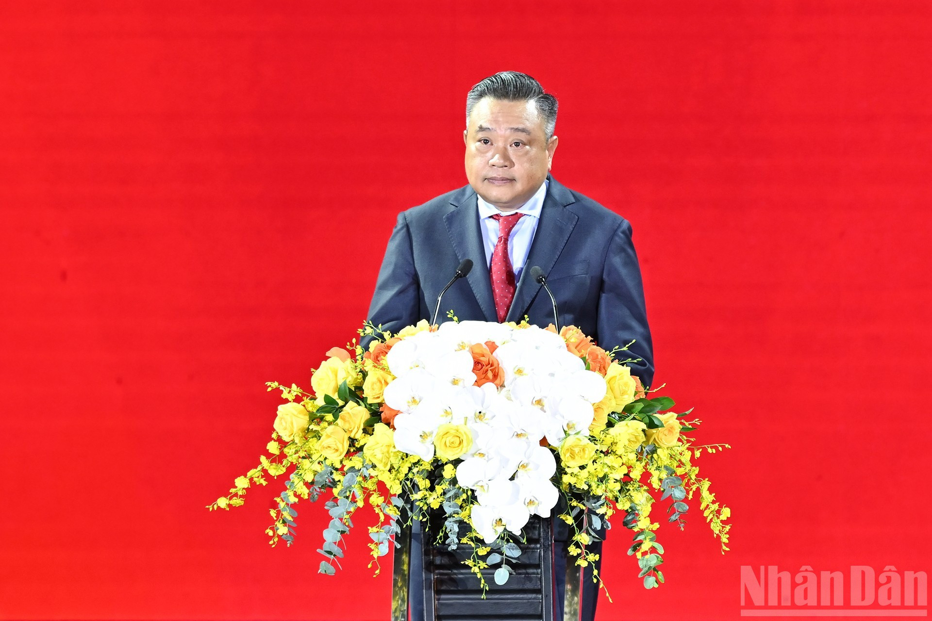 El presidente del Comité Popular de Hanói, Tran Sy Thanh, pronuncia el discurso de apertura del programa.