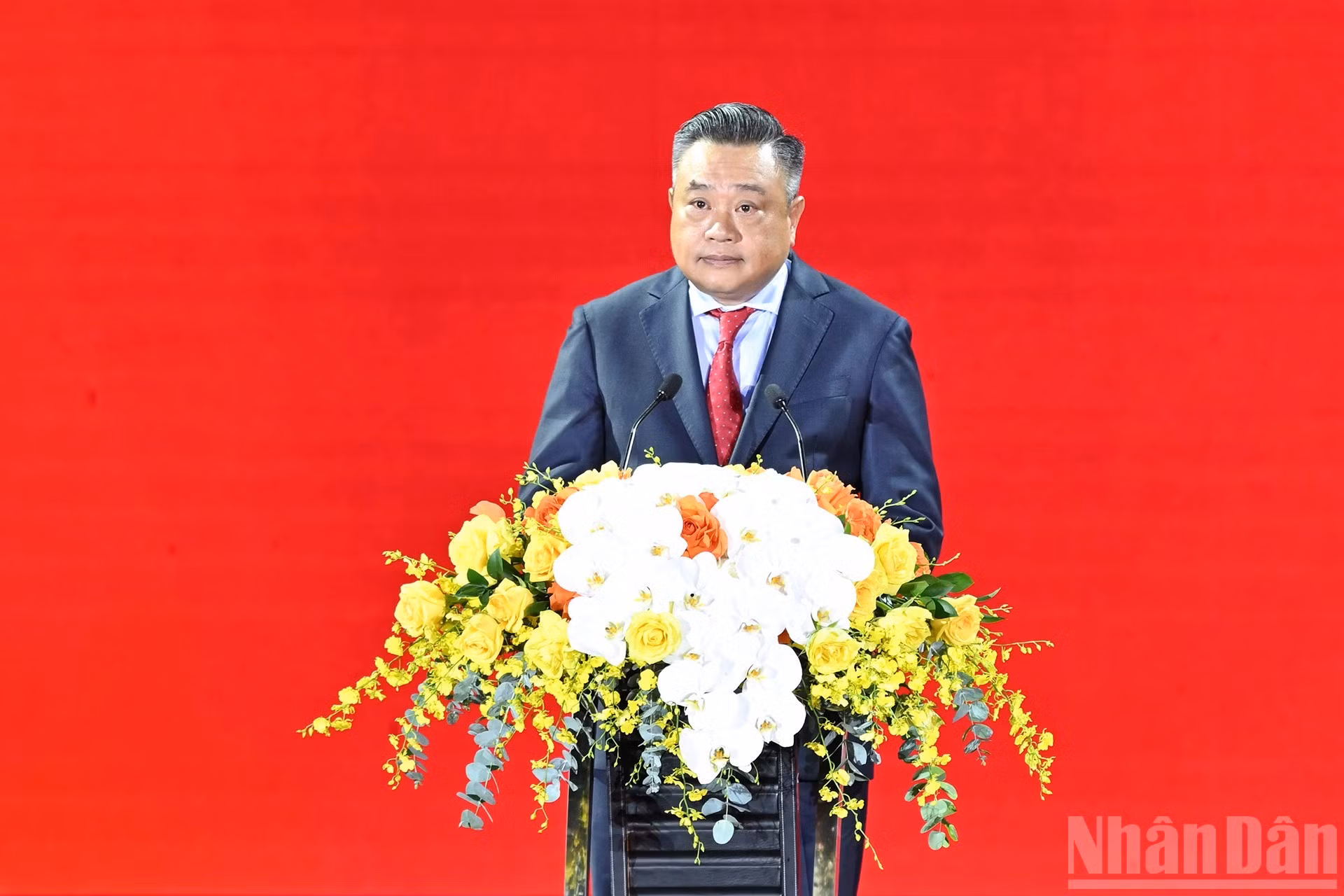 El presidente del Comité Popular de Hanói, Tran Sy Thanh, pronuncia el discurso de apertura del programa.