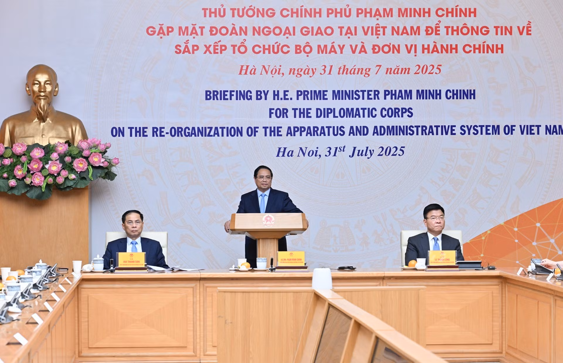 El primer ministro de Vietnam, Pham Minh Chinh, preside la reunión.