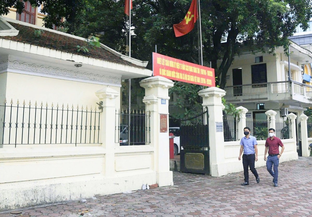 Durante la Revolución de Agosto de 1945, la casa número 101 de la calle Tran Hung Dao, en el barrio de Cua Nam, fue la sede del Comité Militar Revolucionario de Hanói. Aquí, este órgano y el comité partidista municipal emitieron directrices y políticas acertadas para capitanear el levantamiento y la toma del poder en la capital. Durante la Revolución de Agosto de 1945, la casa número 101 de la calle Tran Hung Dao, en el barrio de Cua Nam, fue la sede del Comité Militar Revolucionario de Hanói. Aquí, este órgano y el comité partidista municipal emitieron directrices y políticas acertadas para capitanear el levantamiento y la toma del poder en la capital.