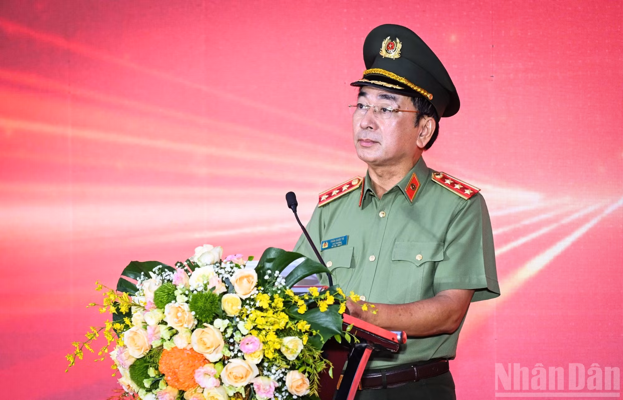 El teniente general Tran Quoc To, miembro del Comité Central del PCV y viceministro de Seguridad Pública, interviene en el acto.