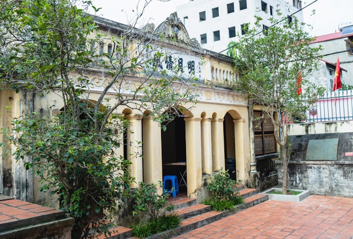 La casa de la señora Nguyen Thi An, en el barrio de Phu Thuong, fue la primera parada del Presidente Ho Chi Minh en su viaje desde la base revolucionaria Viet Bac a Hanói, del 23 al 25 de agosto de 1945. La casa de la señora Nguyen Thi An, en el barrio de Phu Thuong, fue la primera parada del Presidente Ho Chi Minh en su viaje desde la base revolucionaria Viet Bac a Hanói, del 23 al 25 de agosto de 1945.