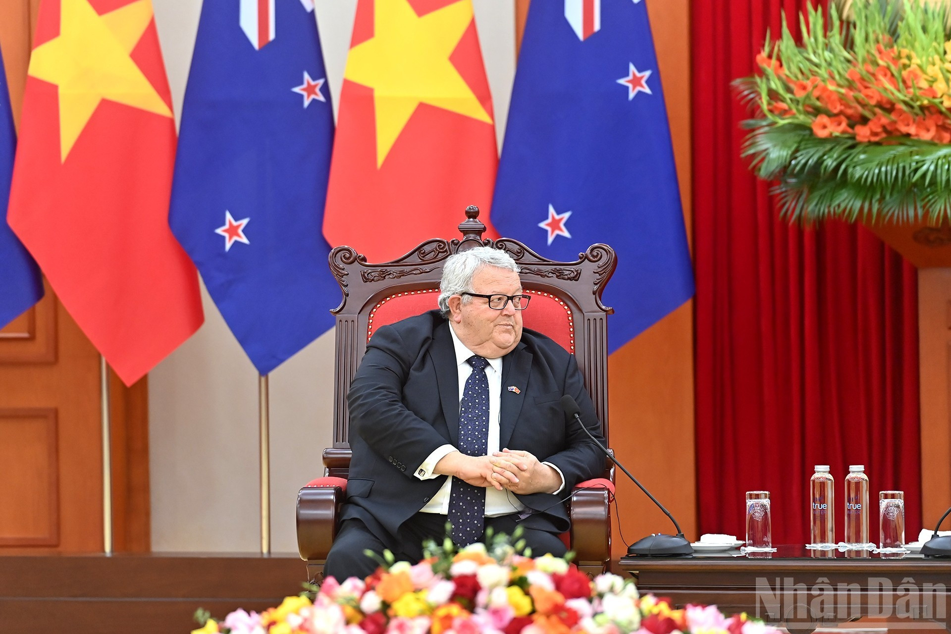 El titular parlamentario neozelandés habla en el evento.