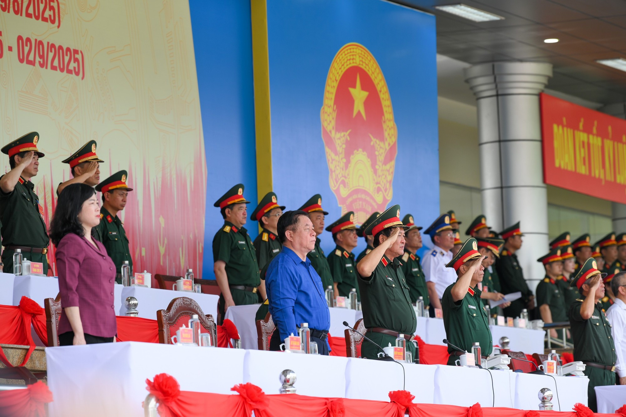 Los delegados saludan a la bandera nacional. Los delegados saludan a la bandera nacional.