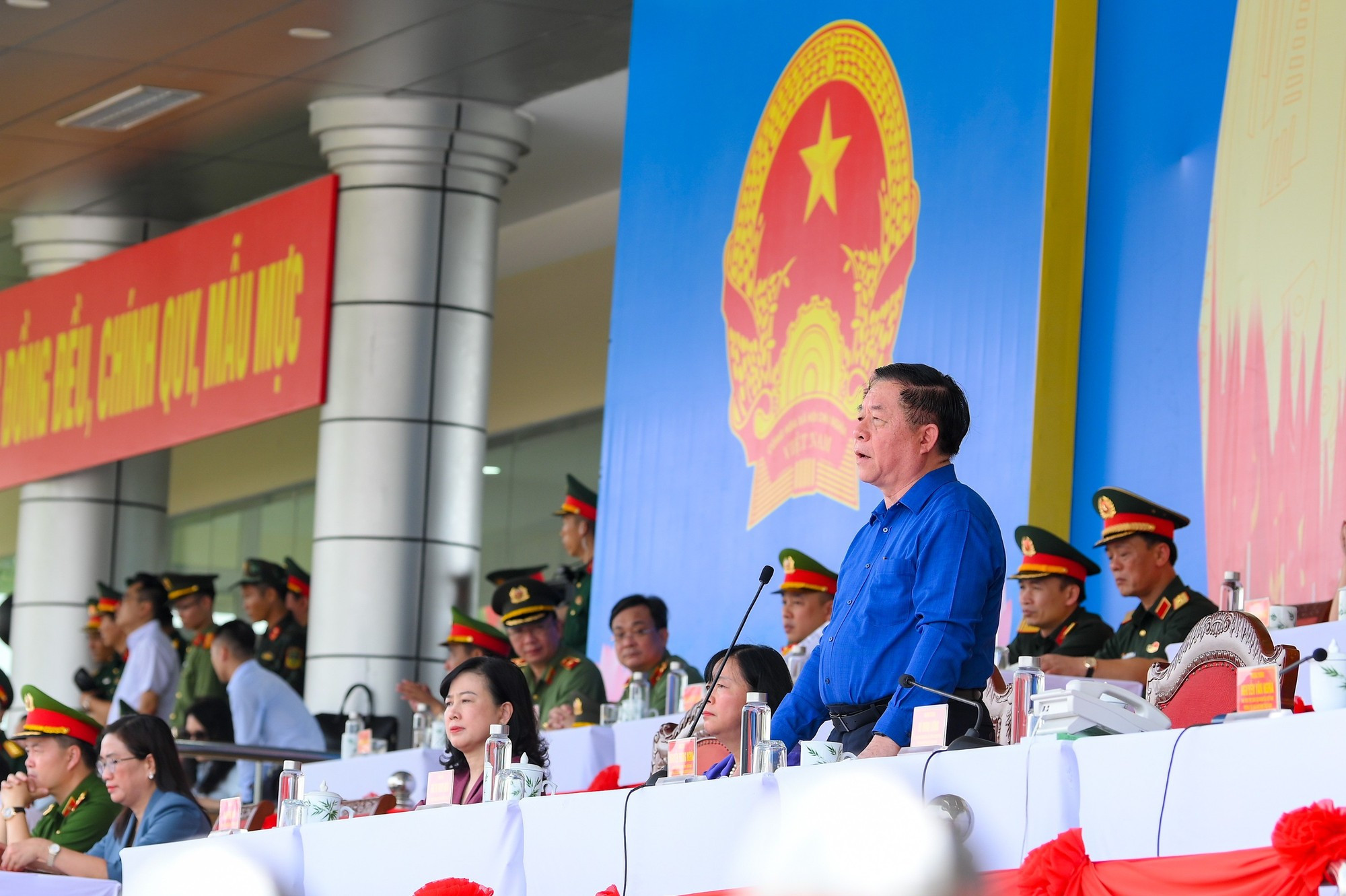 El miembro del Buró Político y del Secretariado del Comité Central del Partido Comunista de Vietnam (PCV) y jefe de su Comisión de Propaganda y Movilización de Masas y sujefe permanente del Comité Directivo Central para la Conmemoración de las Grandes Fiestas y los Eventos Importantes del País en el período 2023–2025, Nguyen Trong Nghia, habla en el evento. El miembro del Buró Político y del Secretariado del Comité Central del Partido Comunista de Vietnam (PCV) y jefe de su Comisión de Propaganda y Movilización de Masas y sujefe permanente del Comité Directivo Central para la Conmemoración de las Grandes Fiestas y los Eventos Importantes del País en el período 2023–2025, Nguyen Trong Nghia, habla en el evento.