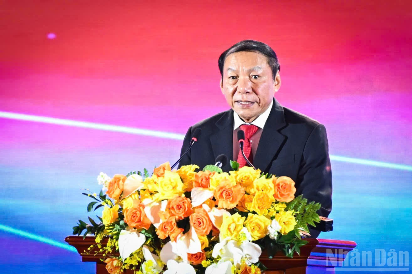 El ministro de Cultura, Deportes y Turismo, Nguyen Van Hung, informa sobre los preparativos para la realización de la exposición. El ministro de Cultura, Deportes y Turismo, Nguyen Van Hung, informa sobre los preparativos para la realización de la exposición.