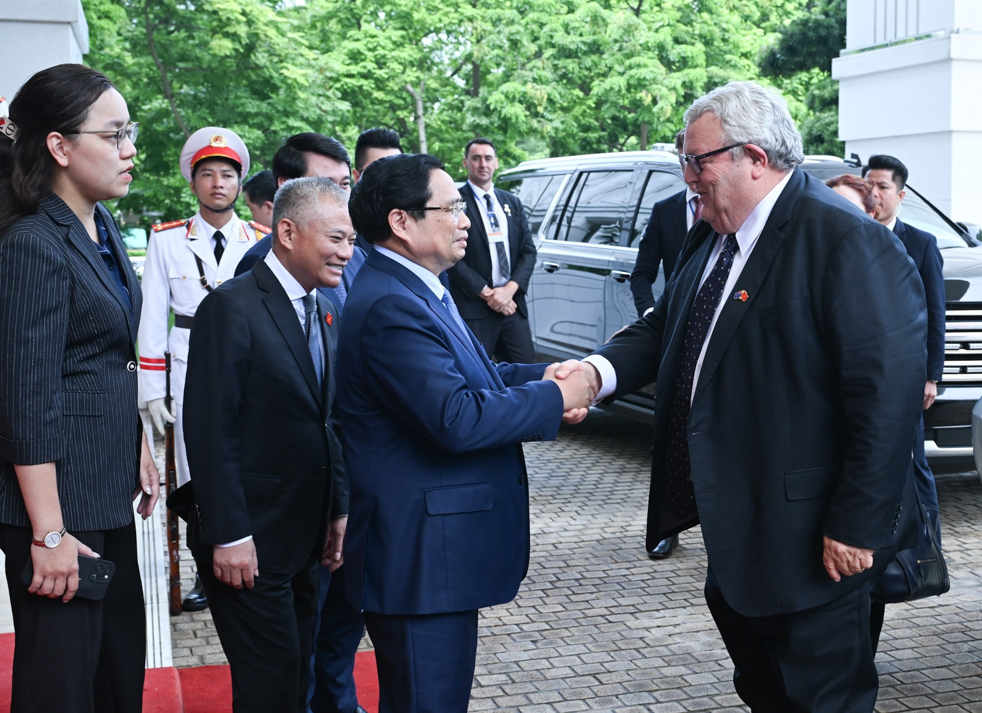 El primer ministro de Vietnam, Pham Minh Chinh, recibe al presidente del Parlamento de Nueva Zelanda, Gerry Brownlee.