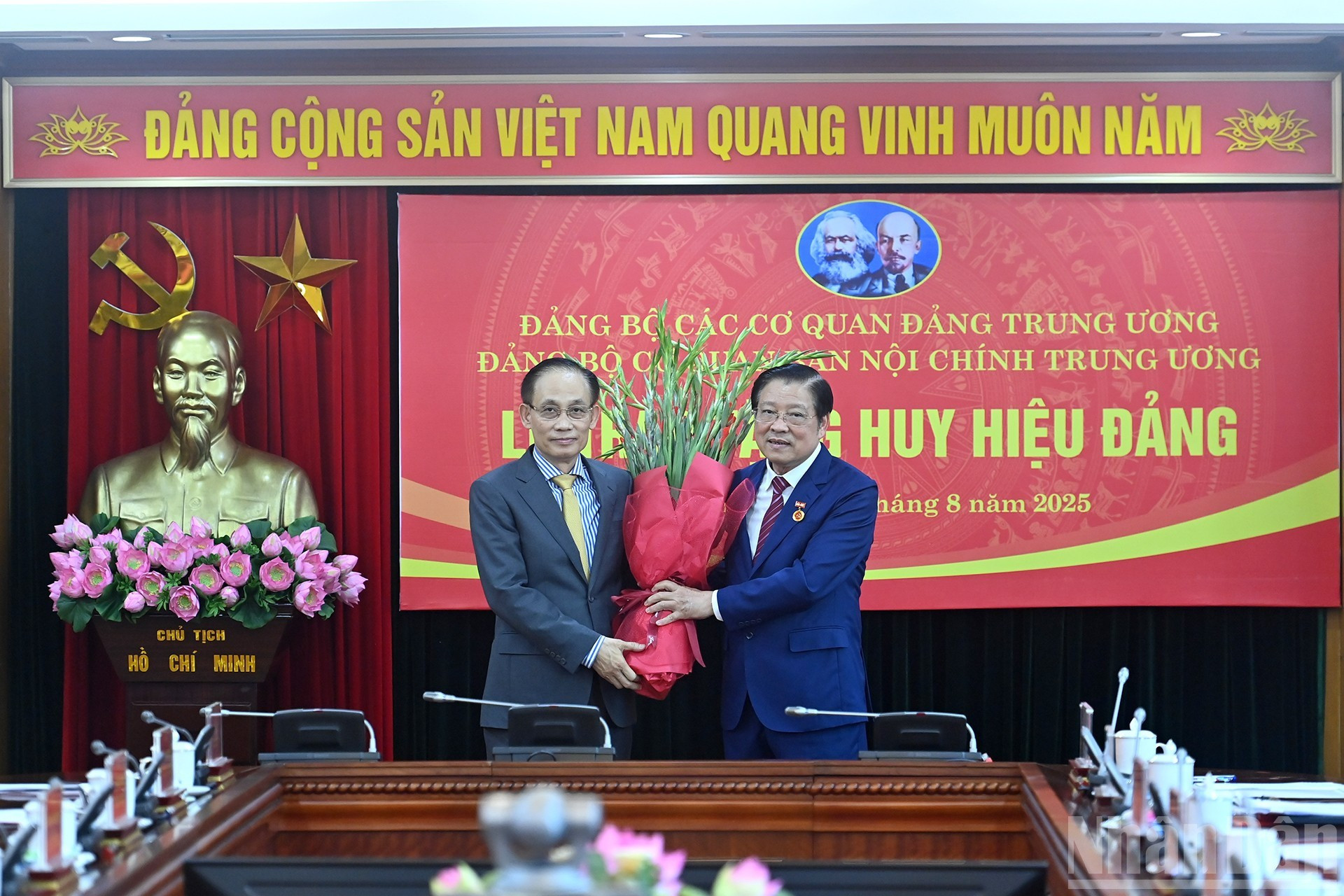 Le Hoai Trung, secretario y jefe de la Oficina del Comité Central del PCV y vicesecretario permanente del Comité del Partido de Órganos partidistas del Comité Central del PCV, felicita a Phan Dinh Trac. Le Hoai Trung, secretario y jefe de la Oficina del Comité Central del PCV y vicesecretario permanente del Comité del Partido de Órganos partidistas del Comité Central del PCV, felicita a Phan Dinh Trac.
