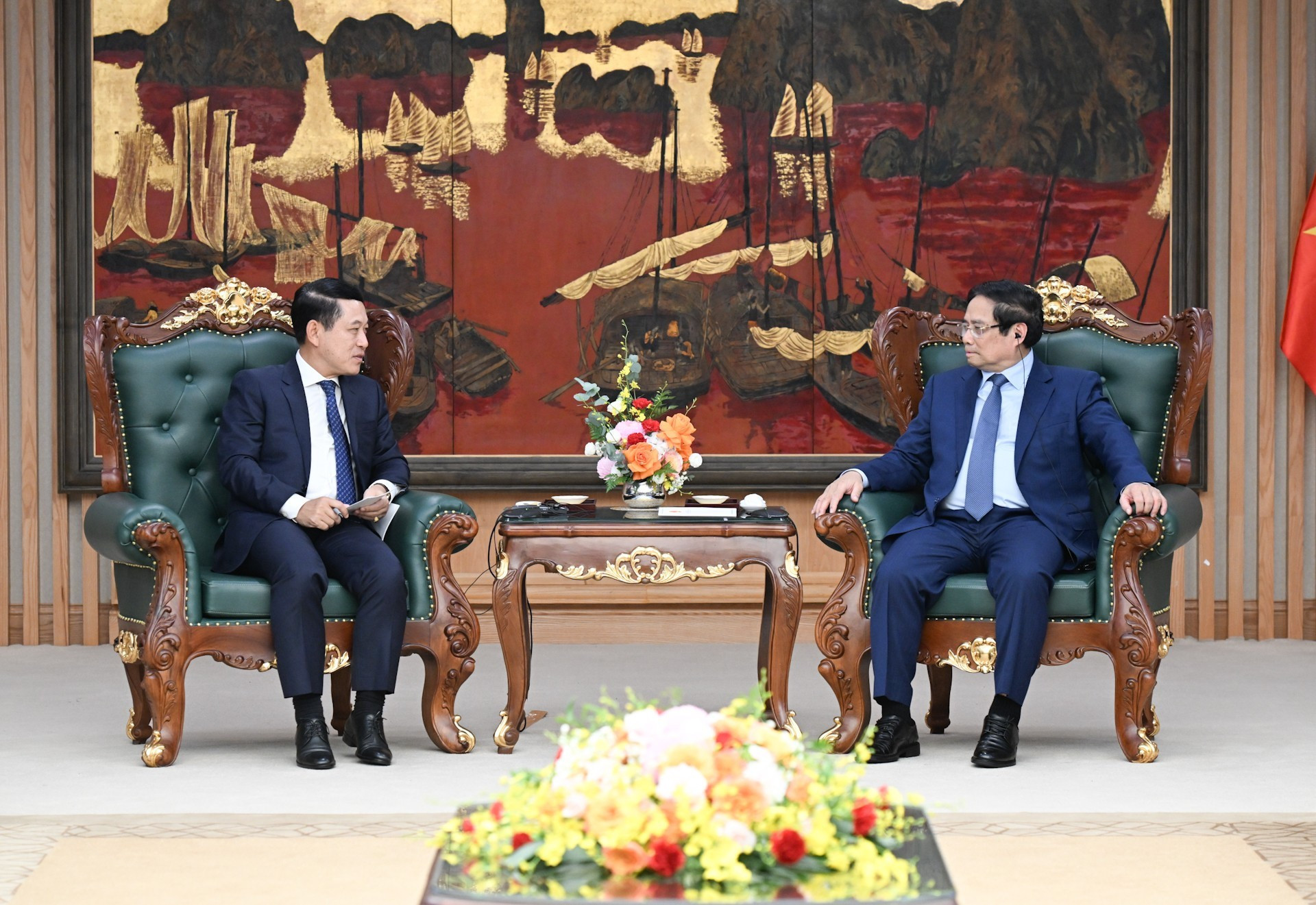 Minh Chinh y Saleumxay Kommasith, viceprimer ministro y jefe de Comisión de Reforma de Empresas del Comité Central del PPRL. Minh Chinh y Saleumxay Kommasith, viceprimer ministro y jefe de Comisión de Reforma de Empresas del Comité Central del PPRL.