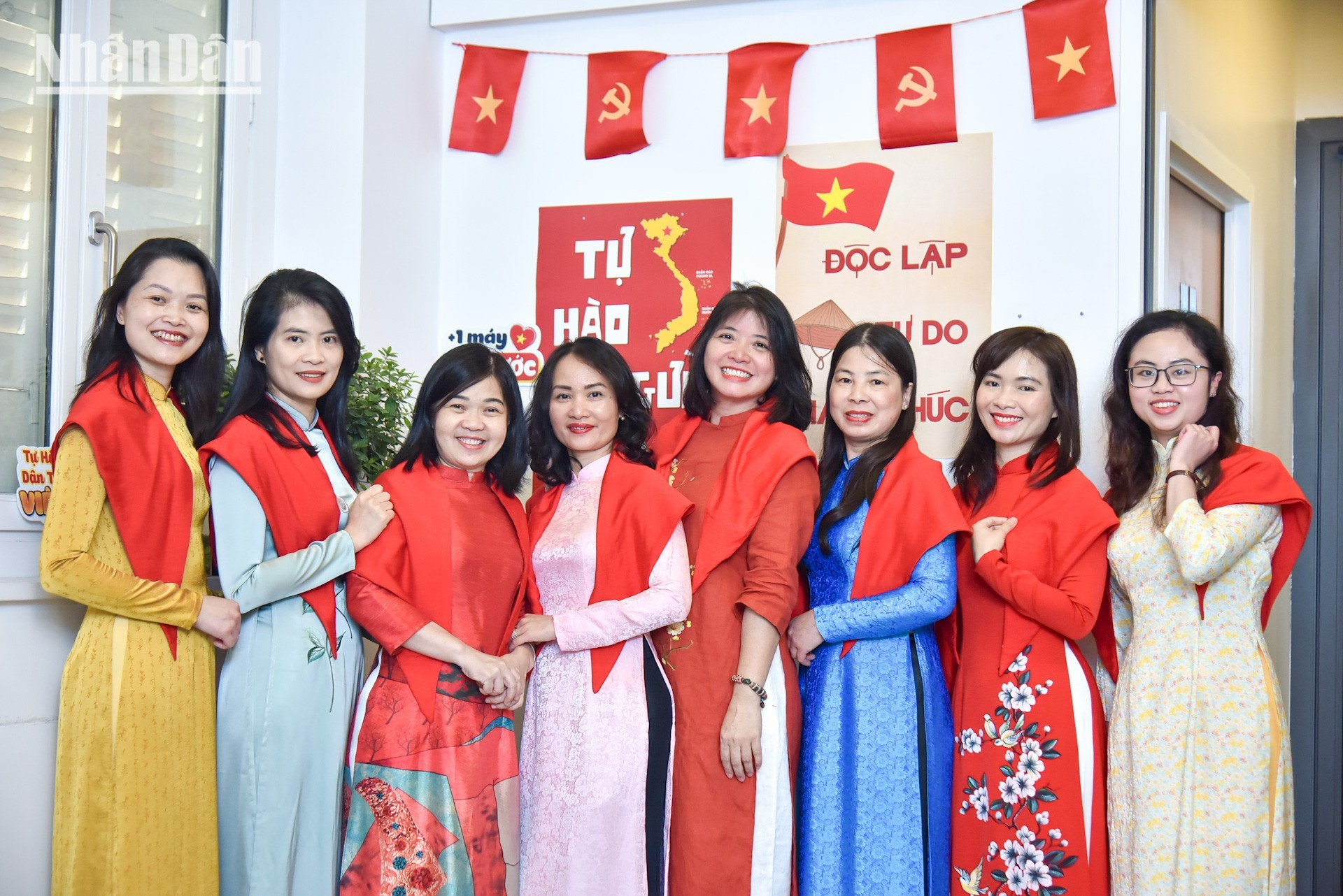 La actividad no consiste solo en una sesión de fotos de grupo, sino que sirve para recordar a todos sus raíces nacionales y su noble responsabilidad en el frente diplomático y en la promoción de la imagen y la posición del país.