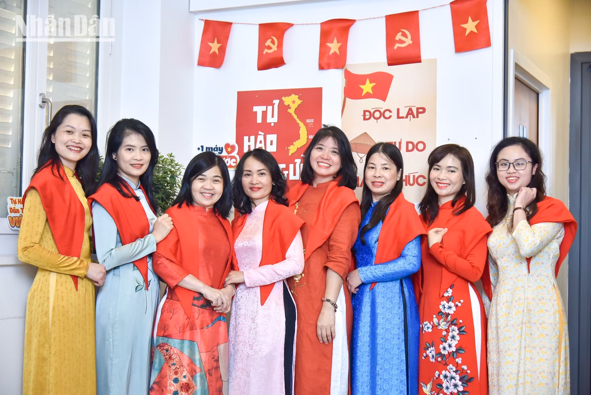 La actividad no consiste solo en una sesión de fotos de grupo, sino que sirve para recordar a todos sus raíces nacionales y su noble responsabilidad en el frente diplomático y en la promoción de la imagen y la posición del país.