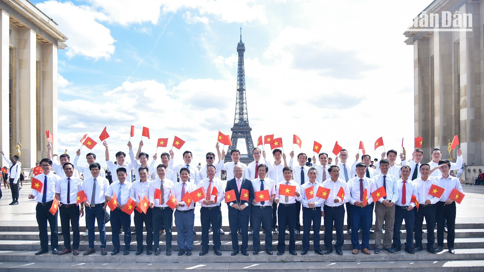 La Embajada, la misión permanente ante la Unesco y los organismos representativos, entre ellos el Agregado de Defensa, la Oficina Comercial, el periódico Nhan Dan, la Voz de Vietnam, la Agencia de Noticias y el Centro Cultural conforman un bloque unificado, al servicio de la labor de promoción y difusión de la imagen de Vietnam en Europa.