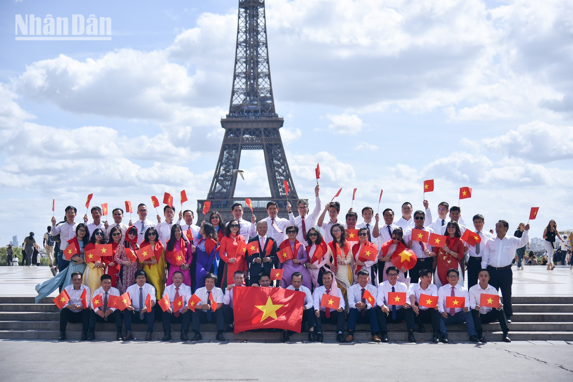 Este lugar también marca muchos hitos históricos importantes en las relacions entre Vietnam y Francia. Todos los empleados y periodistas vietnamitas en Francia se sienten aún más orgullosos del pasado y firme en su confianza hacia un futuro brillante y próspero para la tierra natal.