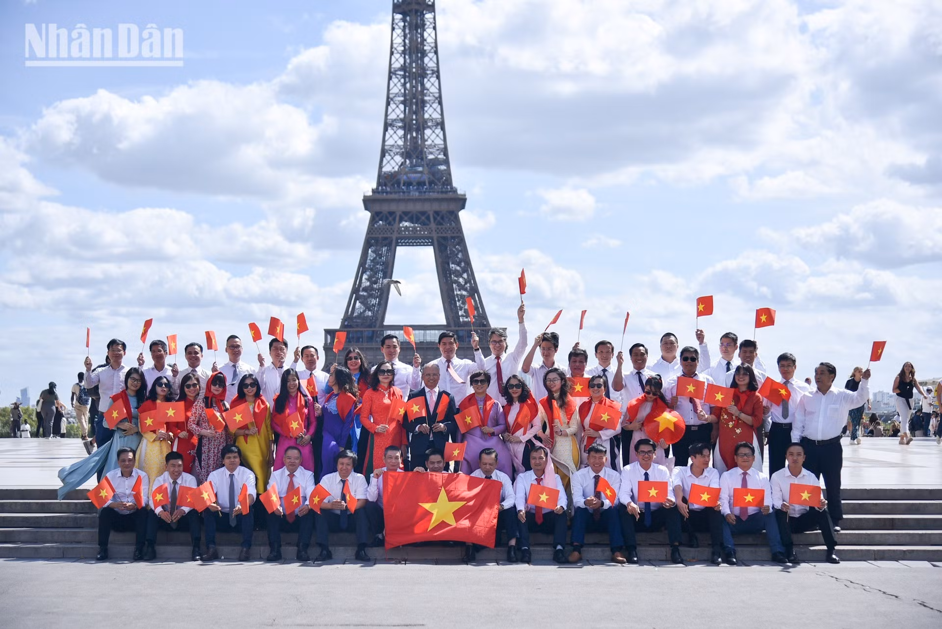 Este lugar también marca muchos hitos históricos importantes en las relacions entre Vietnam y Francia. Todos los empleados y periodistas vietnamitas en Francia se sienten aún más orgullosos del pasado y firme en su confianza hacia un futuro brillante y próspero para la tierra natal.