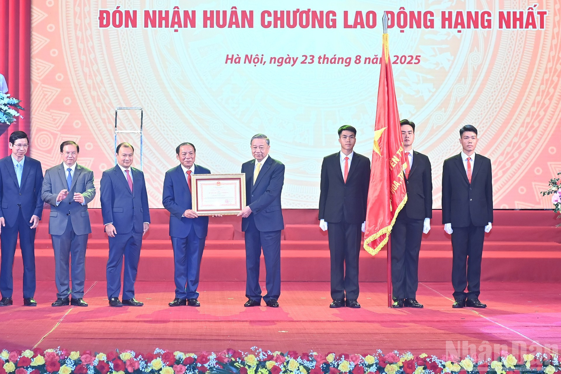 Líder partidista otorga la Orden del Trabajo de Primera Clase al sector cultural.