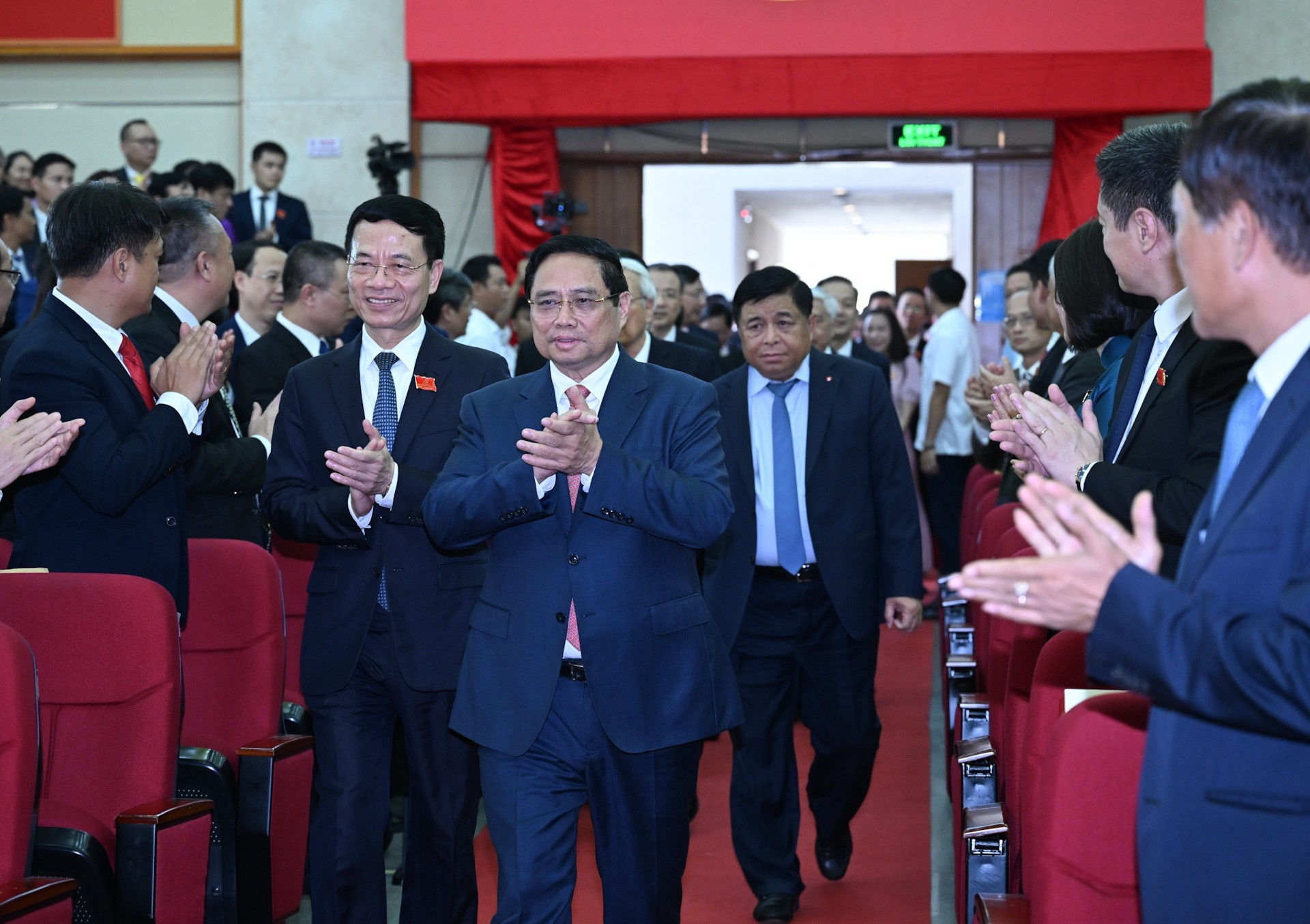 El primer ministro Pham Minh Chinh llega al evento.