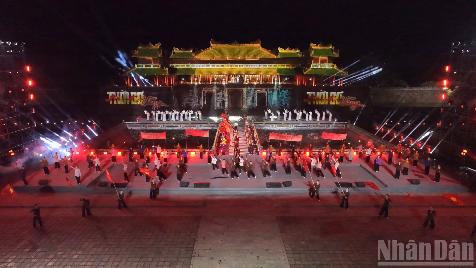 El programa combina música, teatro y tecnología de mapeo 3D, transportando al público de vuelta a la atmósfera del otoño histórico.