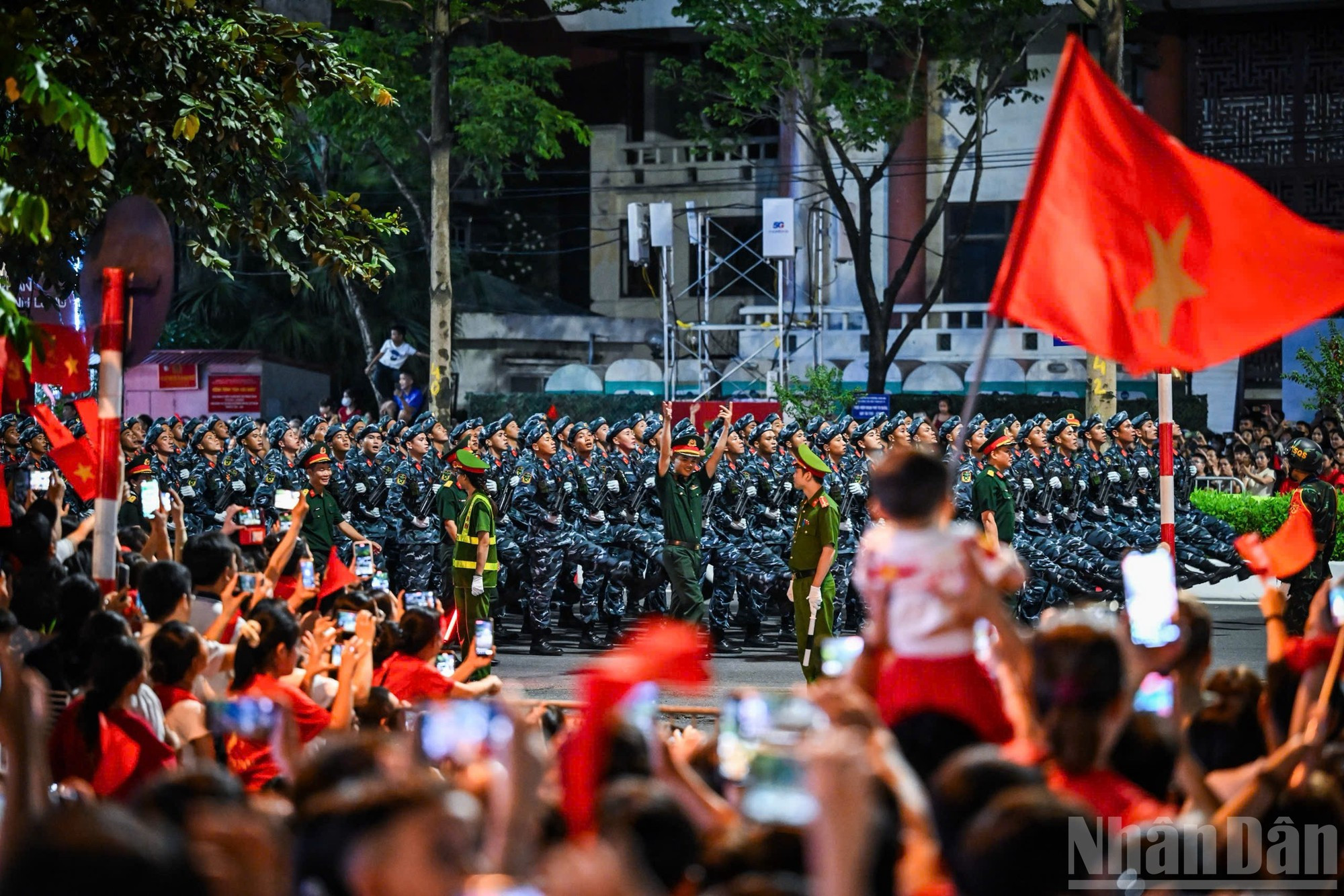 Las fuerzas desfilan entre los saludos y vítores del pueblo.