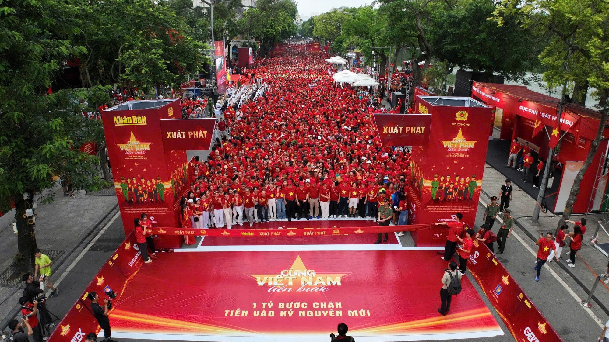 Vietnamitas marchan juntos por un país unido y poderoso hacia una nueva era