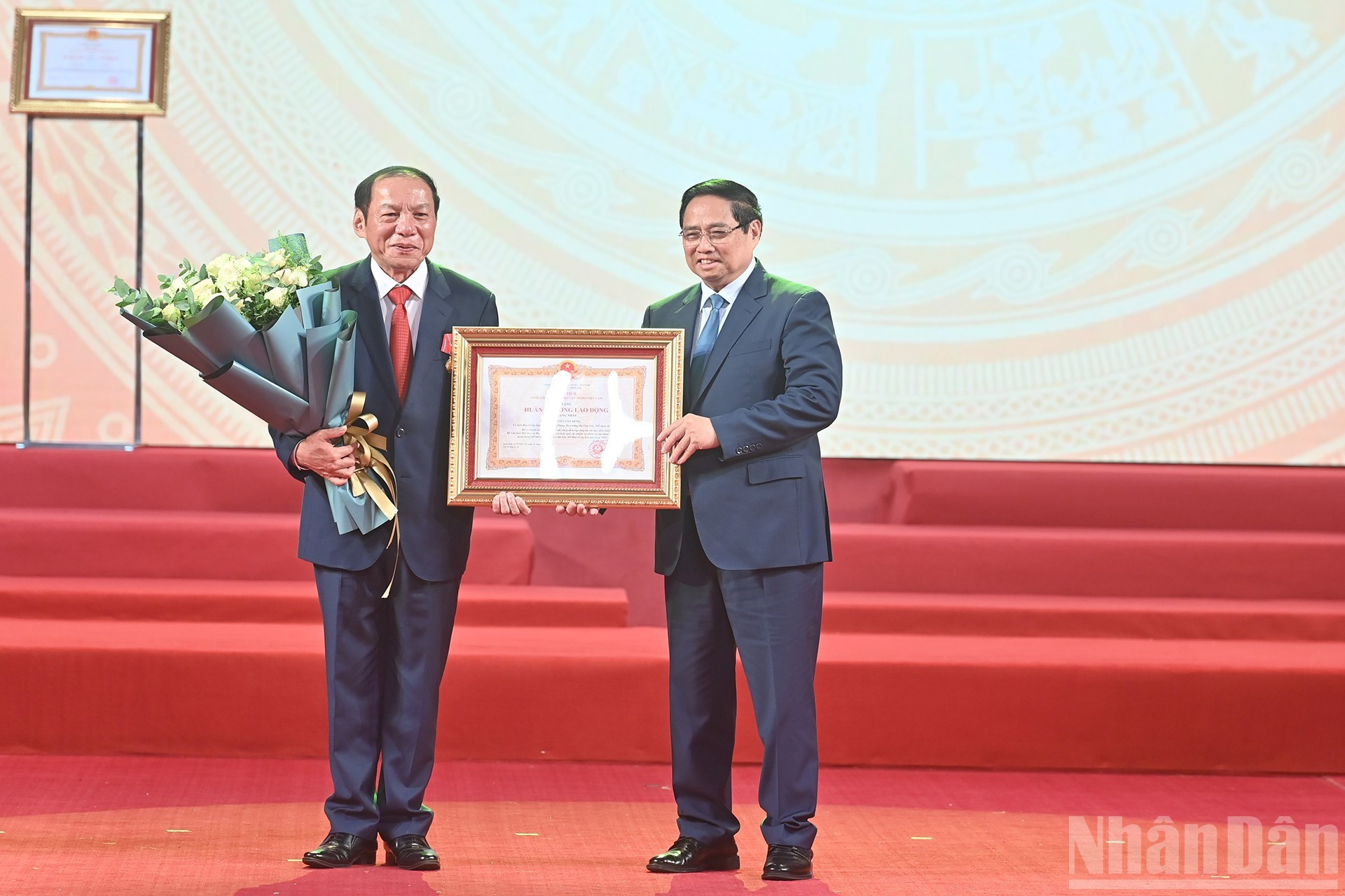 El primer ministro Pham Minh Chinh entrega la Orden del Trabajo de Primera Clase al ministro de Cultura, Deportes y Turismo, Nguyen Van Hung.