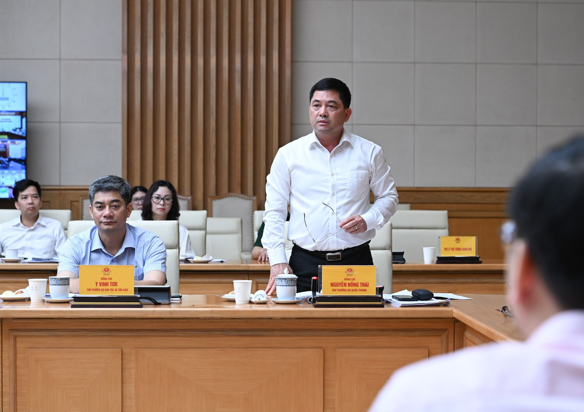 El viceministro de Defensa Nguyen Hong Thai habla en la cita.