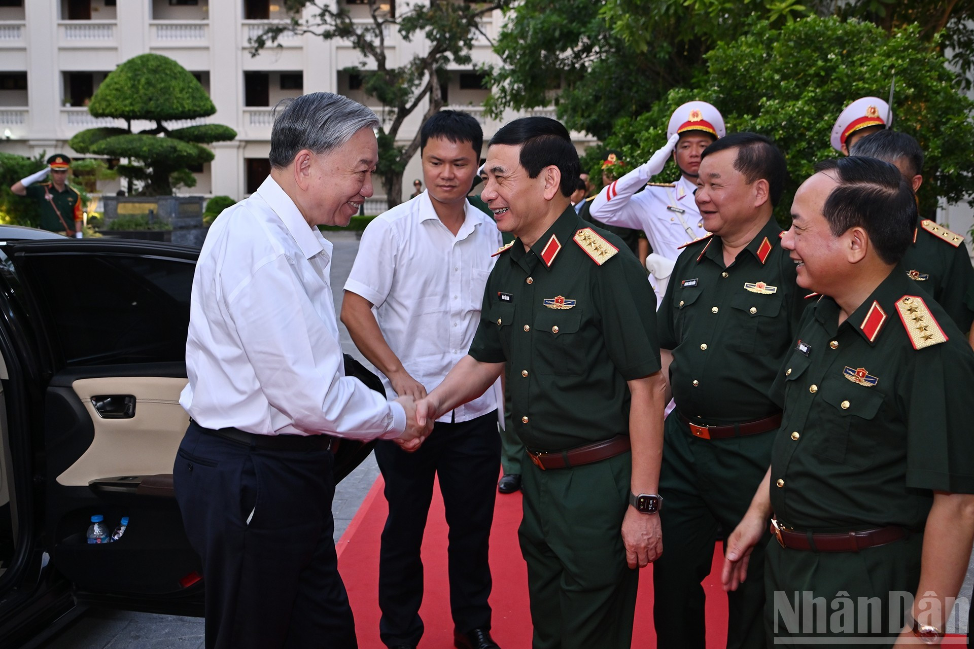 El secretario general del Partido Comunista de Vietnam (PCV) y secretario de la Comisión Militar Central, To Lam, llega a la cita. El secretario general del Partido Comunista de Vietnam (PCV) y secretario de la Comisión Militar Central, To Lam, llega a la cita.