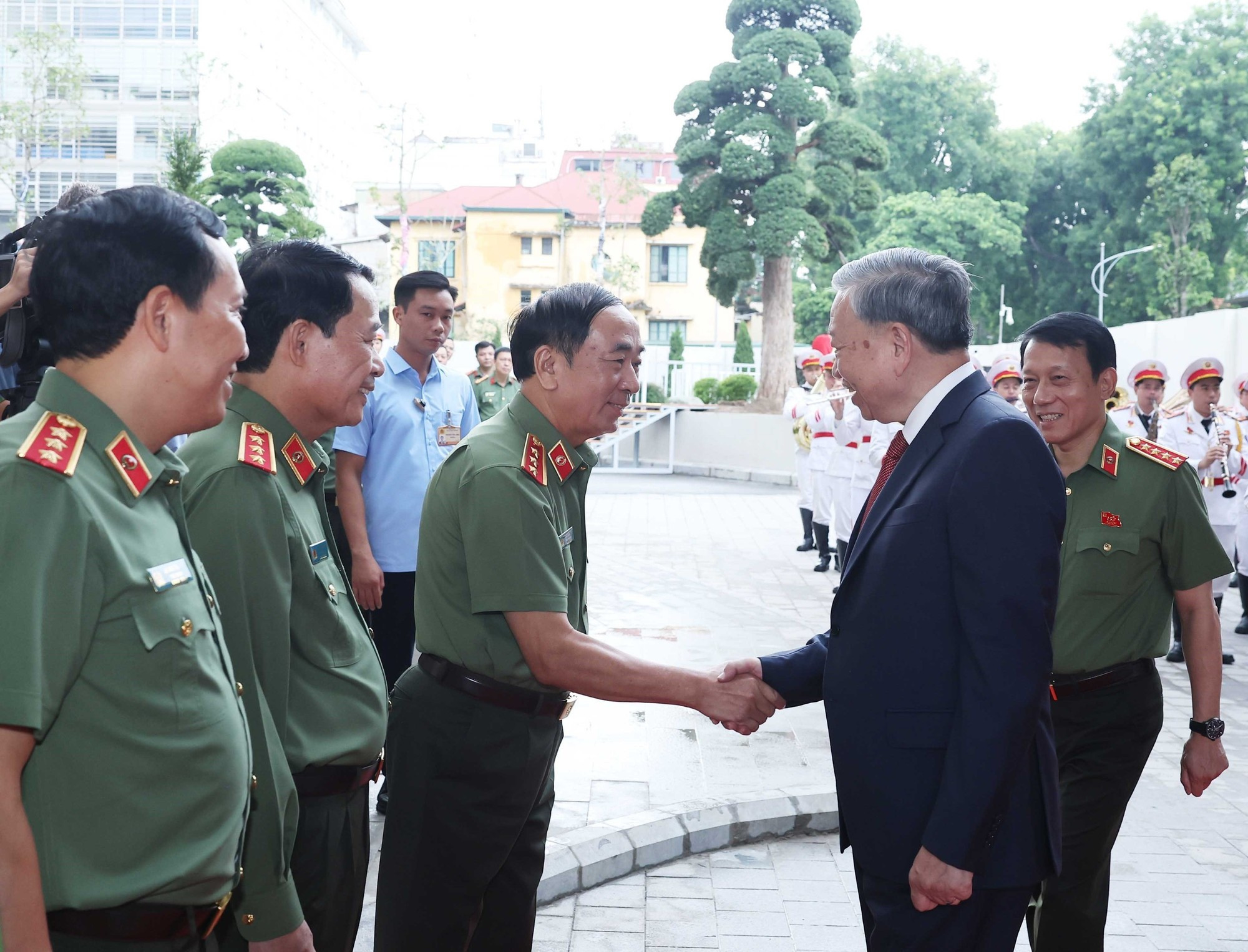 El secretario general del Partido Comunista de Vietnam (PCV), To Lam, con los funcionarios del Ministerio de Seguridad Pública. El secretario general del Partido Comunista de Vietnam (PCV), To Lam, con los funcionarios del Ministerio de Seguridad Pública.