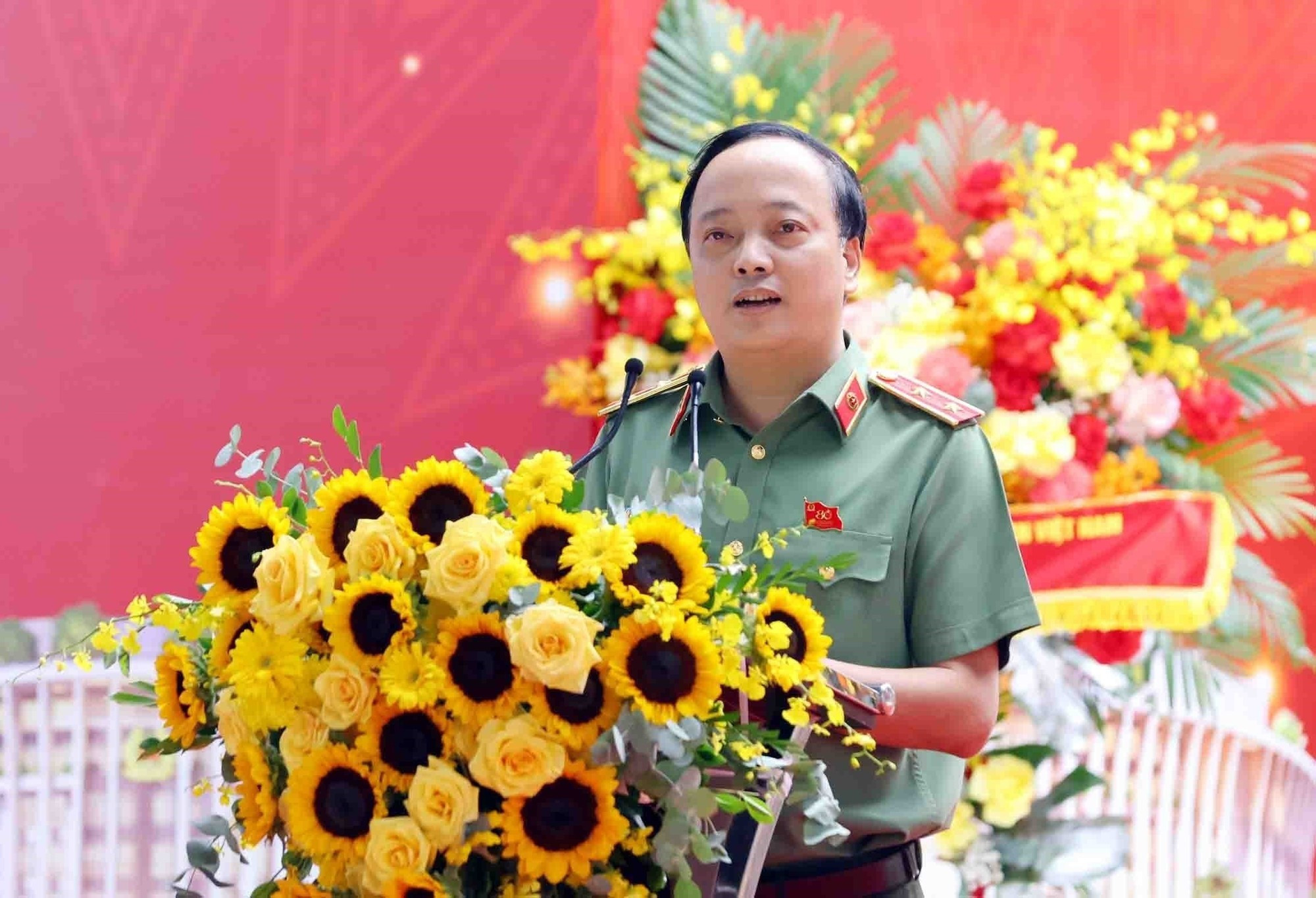 El general de división Dang Hong Duc, viceministro de Seguridad Pública, habla en el acto. El general de división Dang Hong Duc, viceministro de Seguridad Pública, habla en el acto.