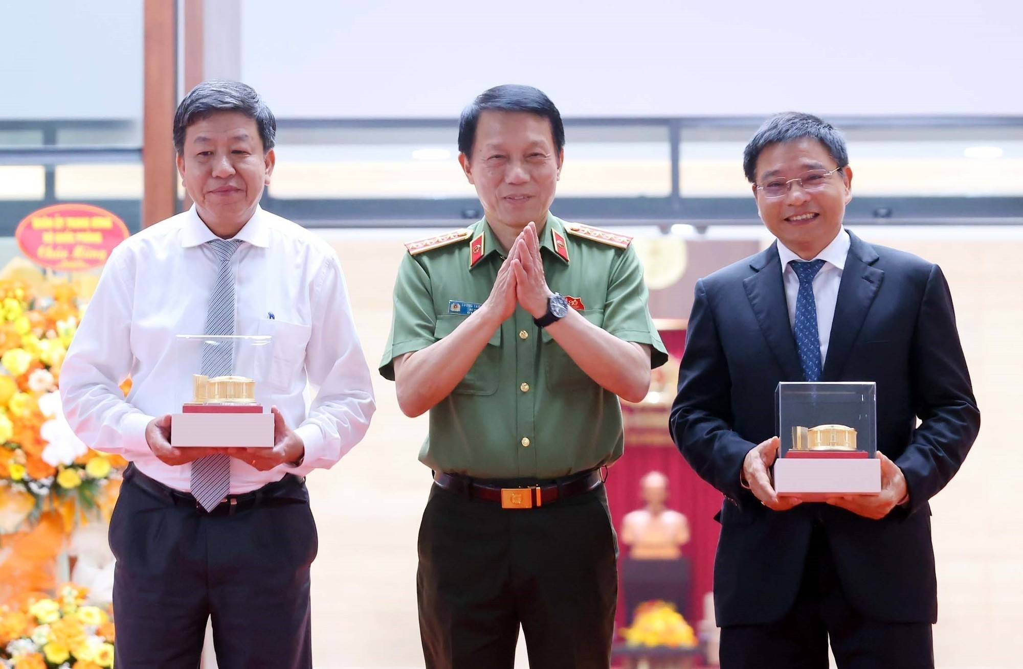 El general Luong Tam Quang, ministro de Seguridad Pública, entrega obsequios a las entidades que brindan apoyo y coordinan la construcción de la sede de la cartera. El general Luong Tam Quang, ministro de Seguridad Pública, entrega obsequios a las entidades que brindan apoyo y coordinan la construcción de la sede de la cartera.