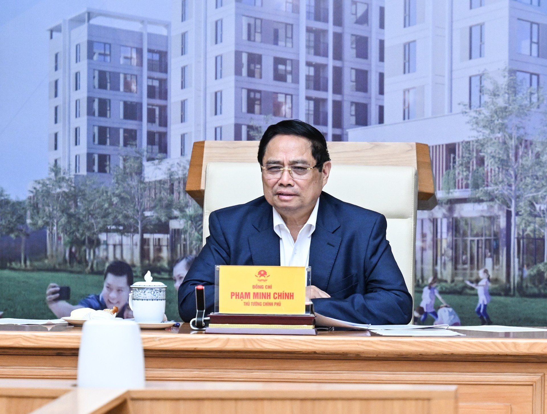 El primer ministro Pham Minh Chinh habla en la reunión.