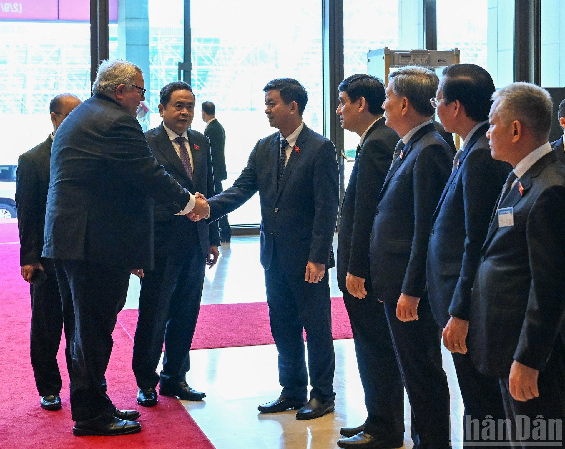 Thanh Man presenta al su similar neozelandés a los delegados vietnamitas.