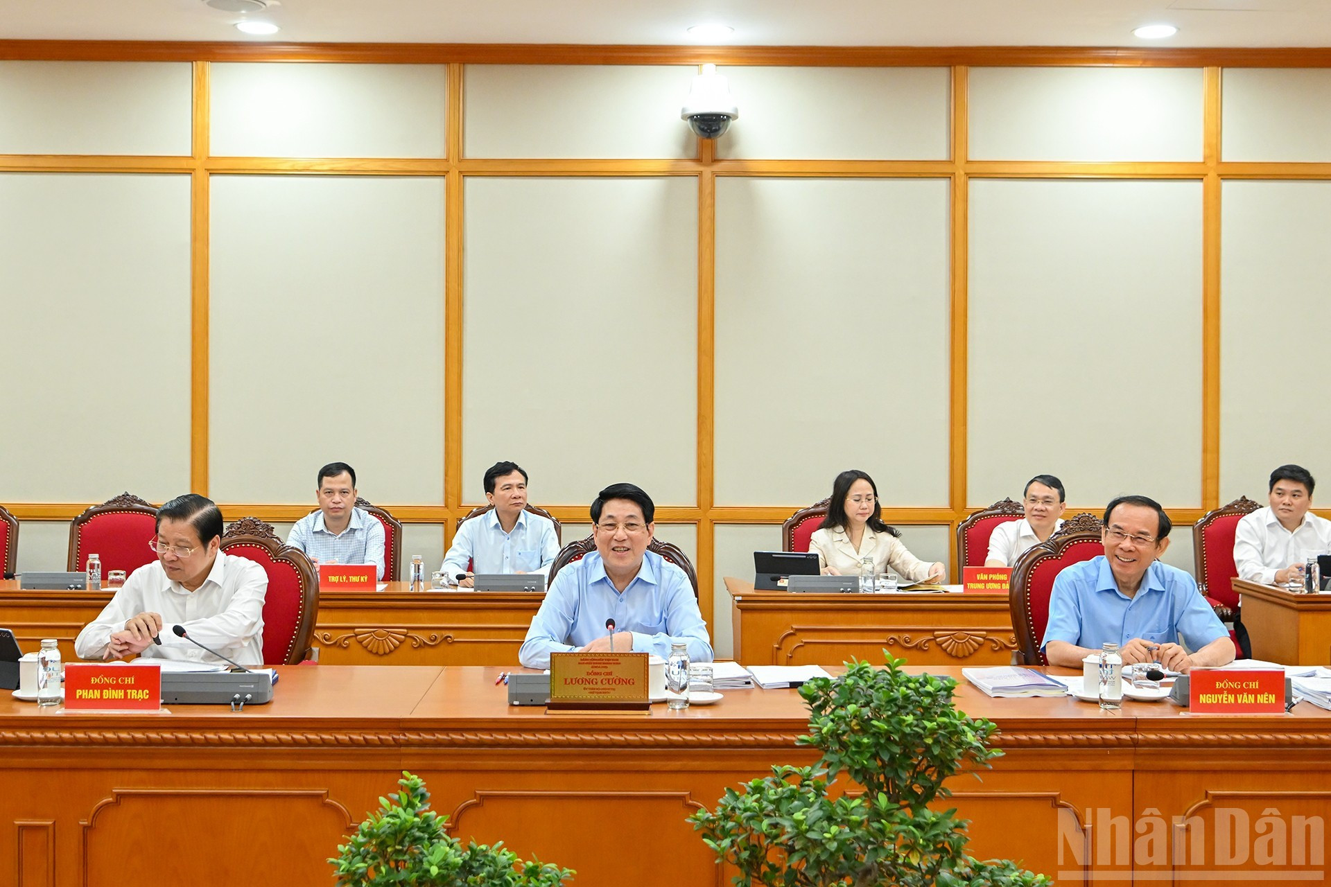 En la sesión de trabajo con la Junta Ejecutiva del Comité partidista en la ciudad de Hue. En la sesión de trabajo con la Junta Ejecutiva del Comité partidista en la ciudad de Hue.