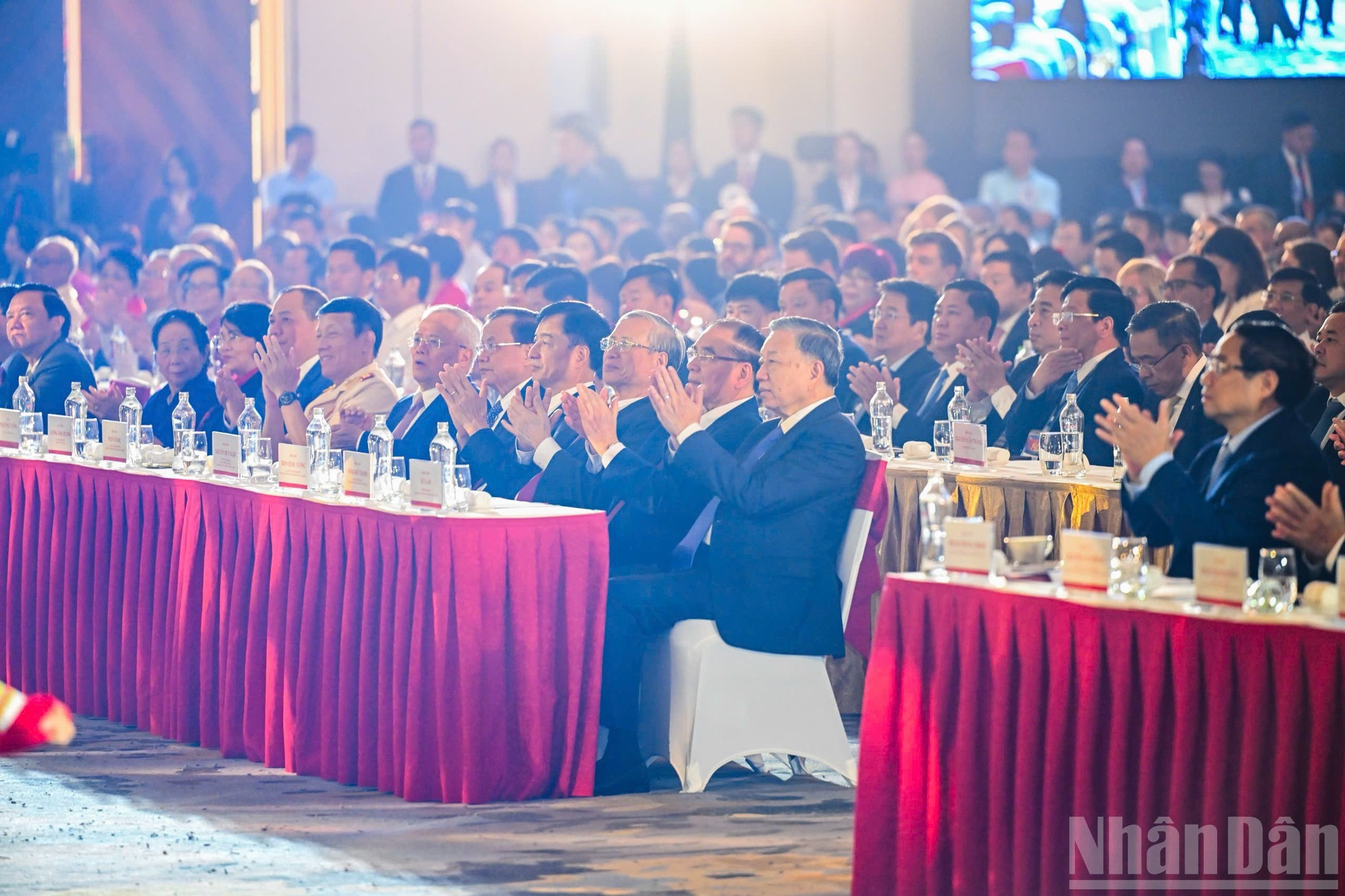Asisten al evento el secretario general del Partido Comunista de Vietnam, To Lam, el primer ministro Pham Minh Chinh, el presidente de la Asamblea Nacional Tran Thanh Man, anteriores y actuales dirigentes del Partido y del Estado, así como titulares de comités, ministerios, sectores, localidades y empresas.