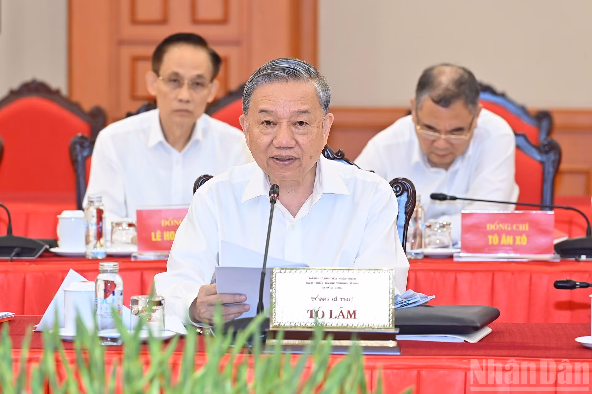 To Lam interviene en la reunión.